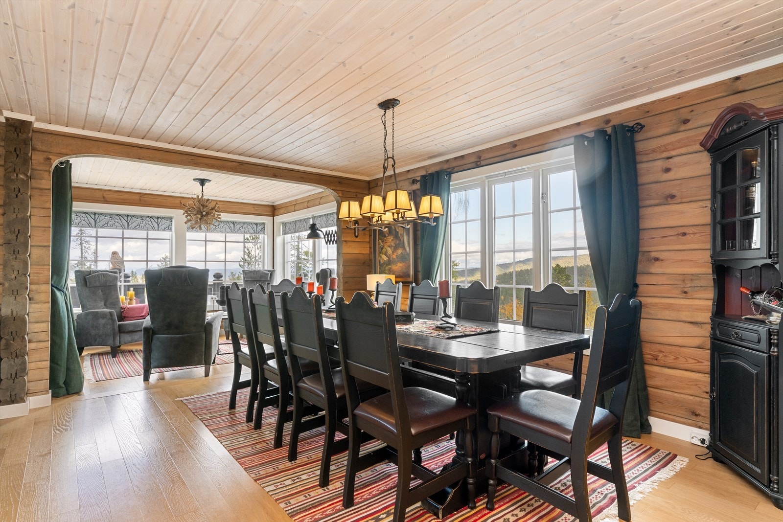 Rundt bordet kan alle gjestene samles til et hyggelig måltid. Galleribilde