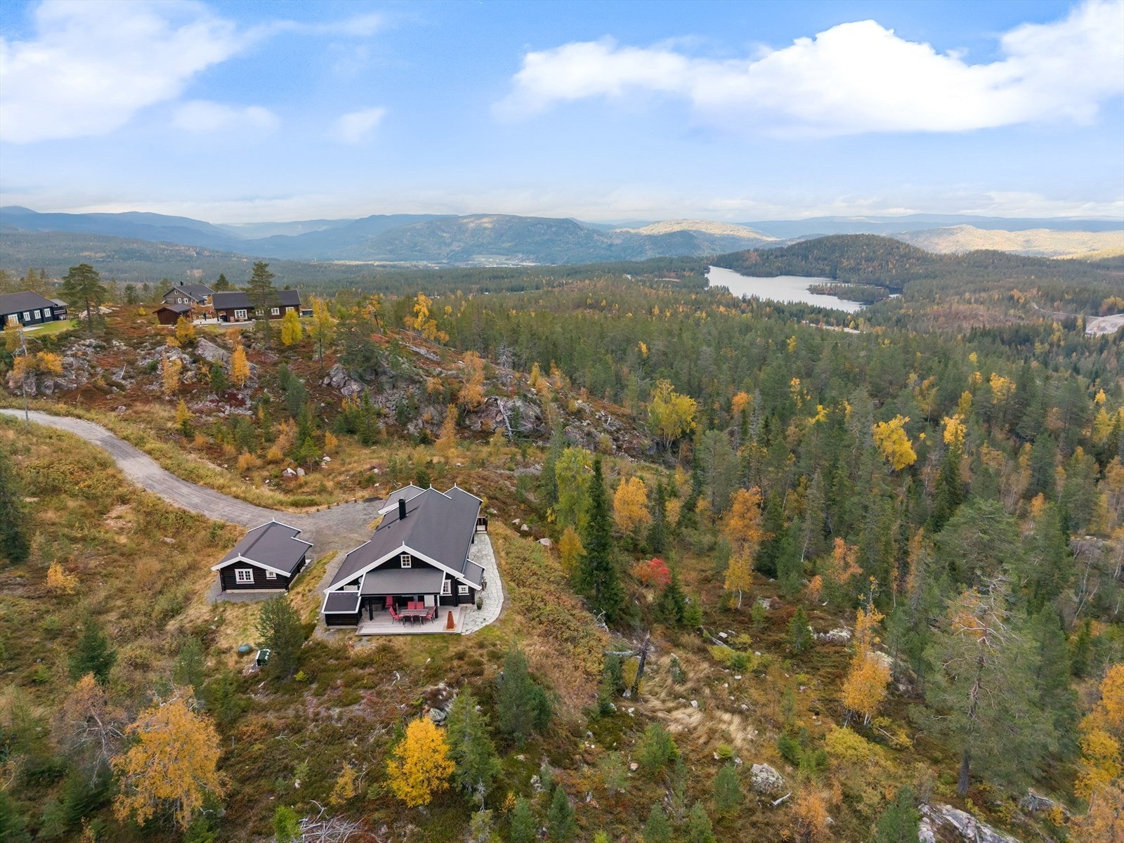 Med bil tar det kun ca. 35 minutter til Kongsberg sentrum, som tilbyr et bredt utvalg av butikker, restauranter og servicetjenester. Galleribilde