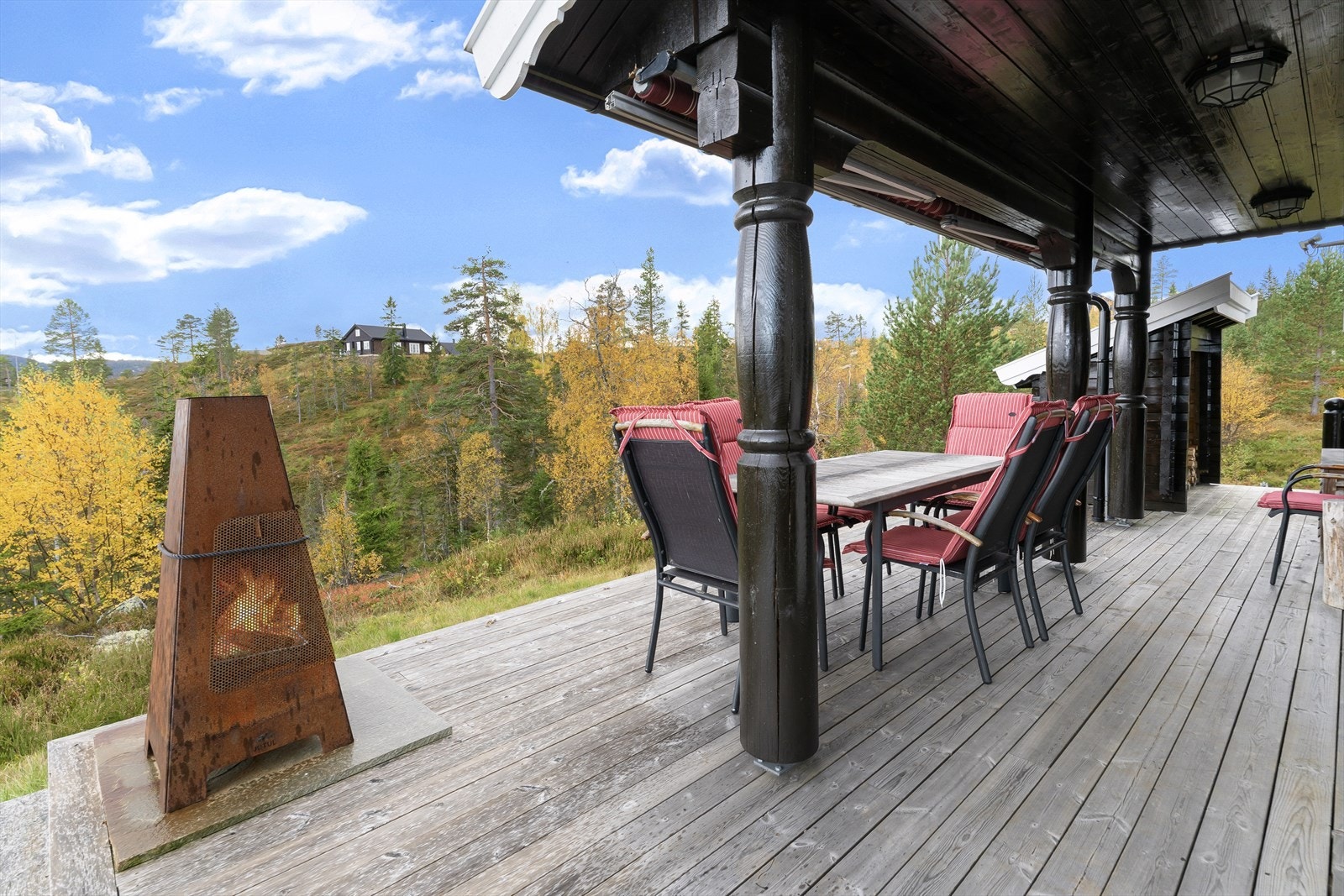 Hytta har en særdeles flott utsiktstomt, med skjermede og påkostede uteområder og det er anlagt en pen terrasse på ca. 66 m2, som er skjermet for innsyn. Galleribilde