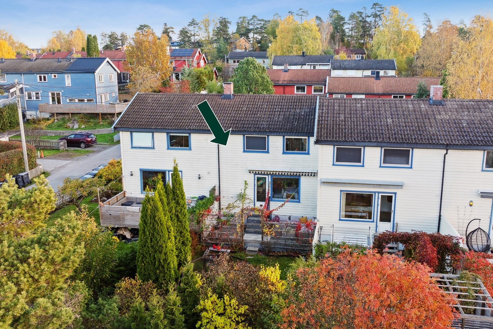 Eiendommen ligger i et rolig og hyggelig bomiljø, med kort gangavstand til bl.a skoler, barnehager, senteret, buss, marka og badestrender Galleribilde