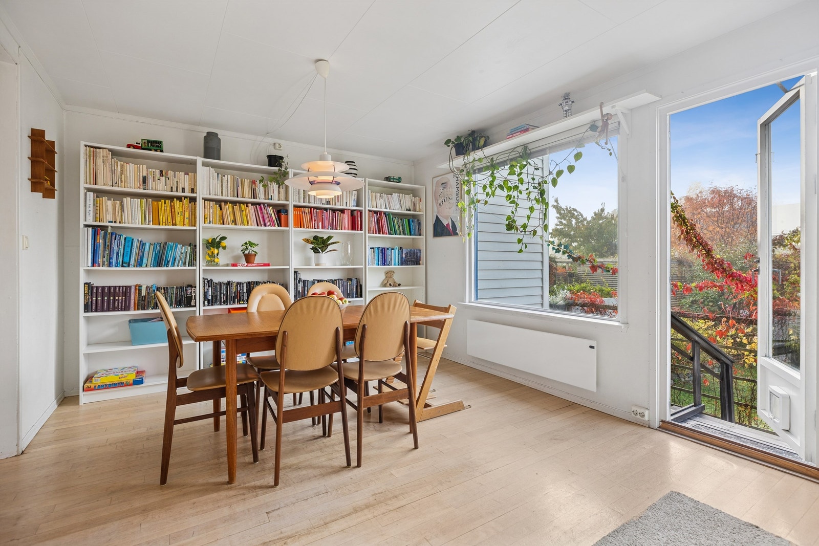 Spisestuen har store vindusflater som slipper inn rikelig med dagslys og gir godt gjennomlys - en lys og luftig atmosfære perfekt for både hverdagsmåltider og sosiale sammenkomster. Galleribilde