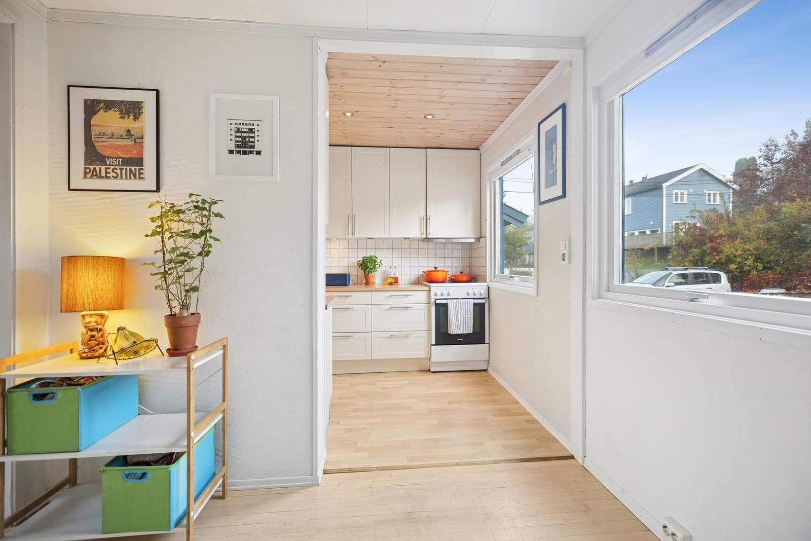 Hele 1. etasje har svært gode lysforhold, med store vindusflater og gjennomlys som skaper en lys og luftig atmosfære gjennom hele dagen. Galleribilde