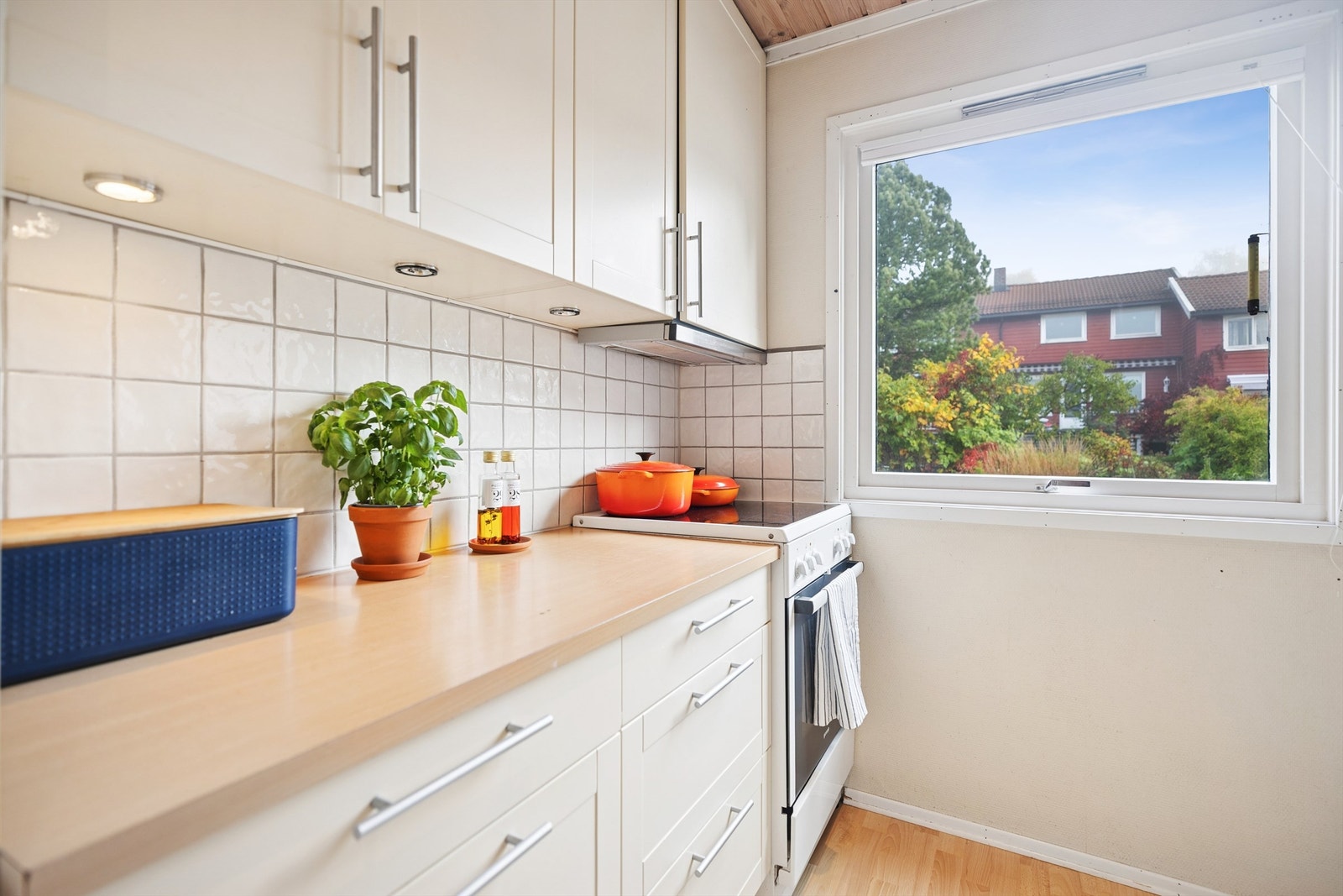 Her har du godt med både benk og skapplass med innebygde lamper over flisbelagte vegger. Galleribilde