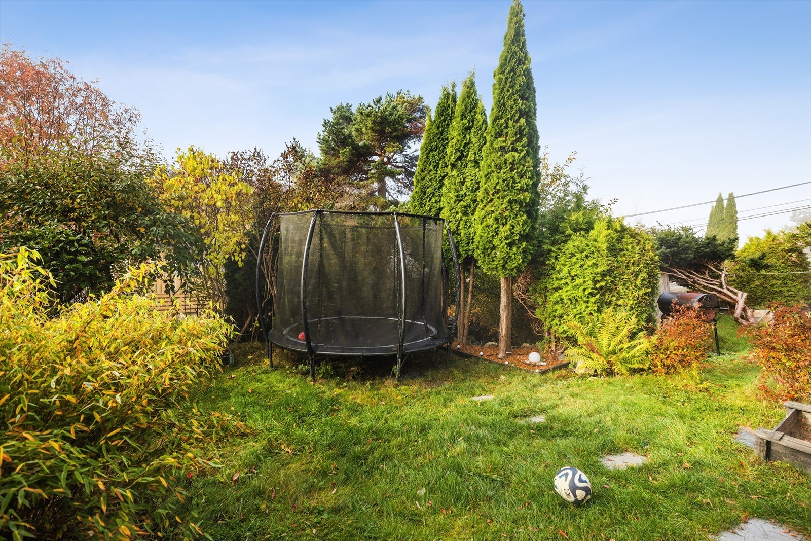 Den er skjermet med hekk og har en frodig gressplen, markterrasse og god plass til trampoline, lek og moro for hele familien. Galleribilde