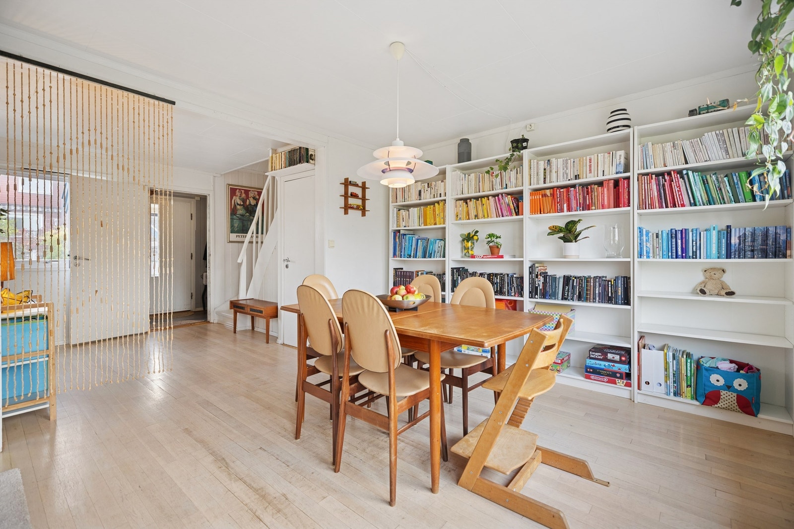 Lys og innbydende spisestue med god plass til hyggelige måltider og sosiale sammenkomster med familie og venner. Galleribilde