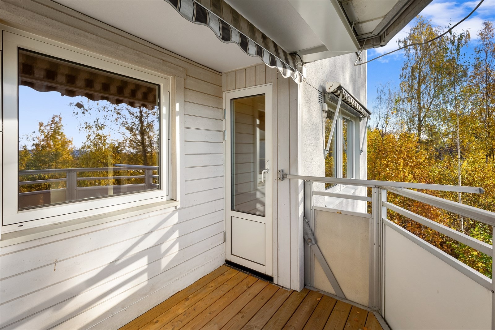 Terrassen er utstyrt med terrassebord, rekkverk i metall og markise. Galleribilde