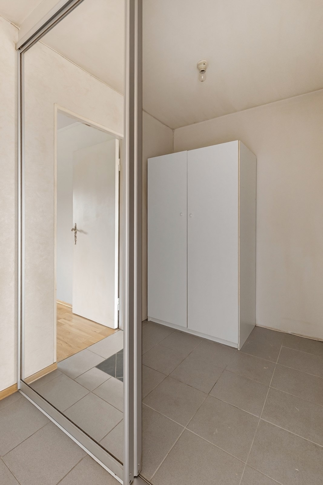 Her kan det evt. åpnes fra soverommet for å få egen walk-in closet. Galleribilde