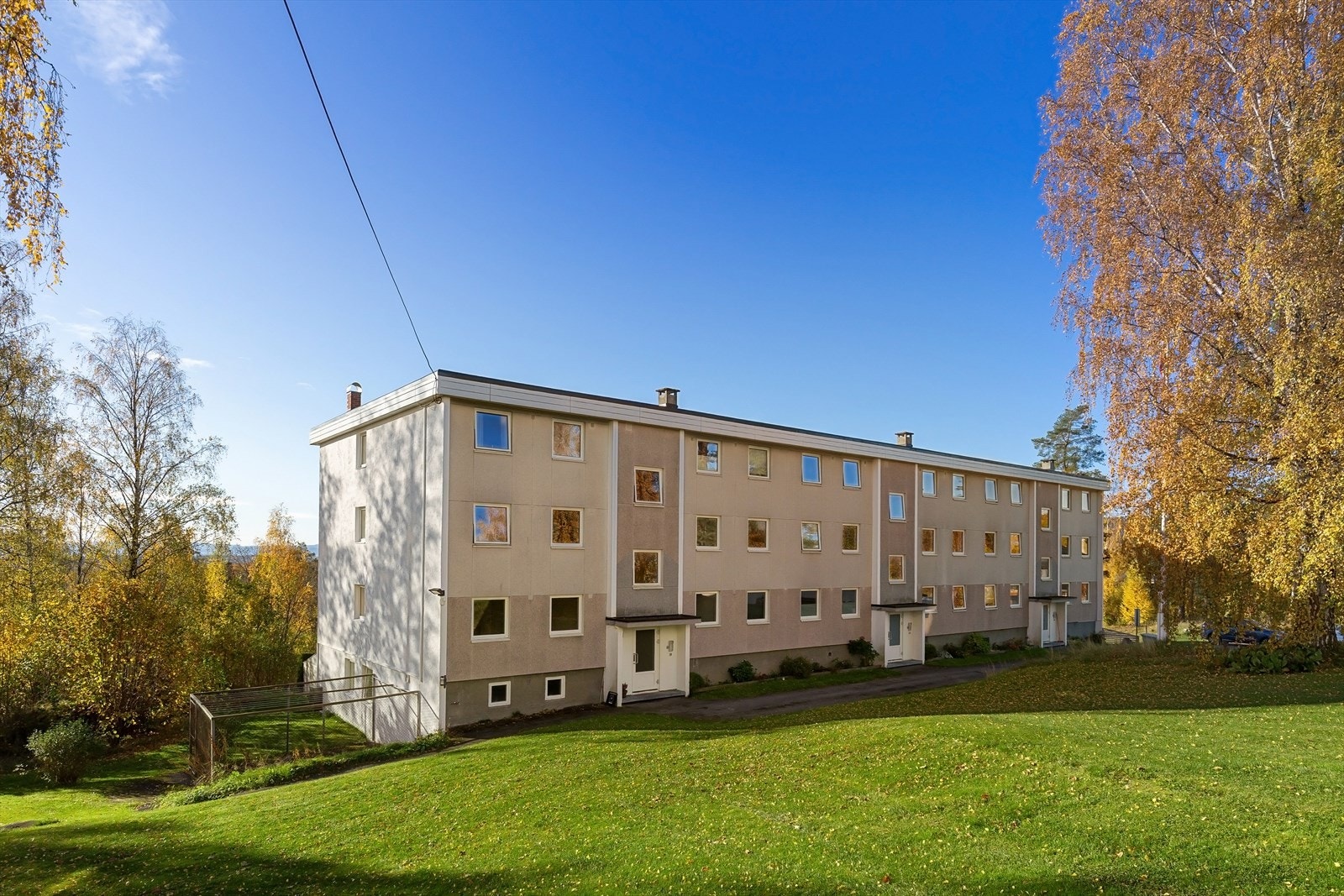 Her bor du i rolige og naturskjønne omgivelser i en rolig gate på Hosle, samtidig som det er sentralt med kort vei til alt man trenger i hverdagen. Galleribilde