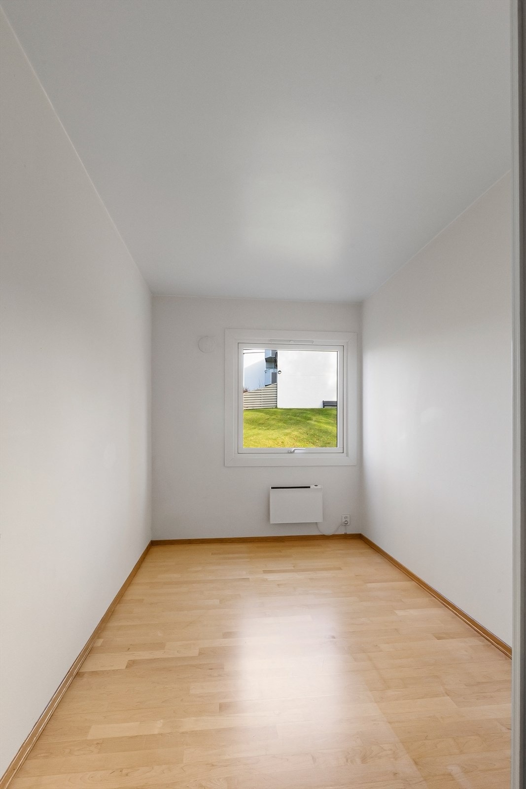 Soverom 2 har god plass og kan brukes som soverom, barnerom, gjesterom eller kontor. Galleribilde