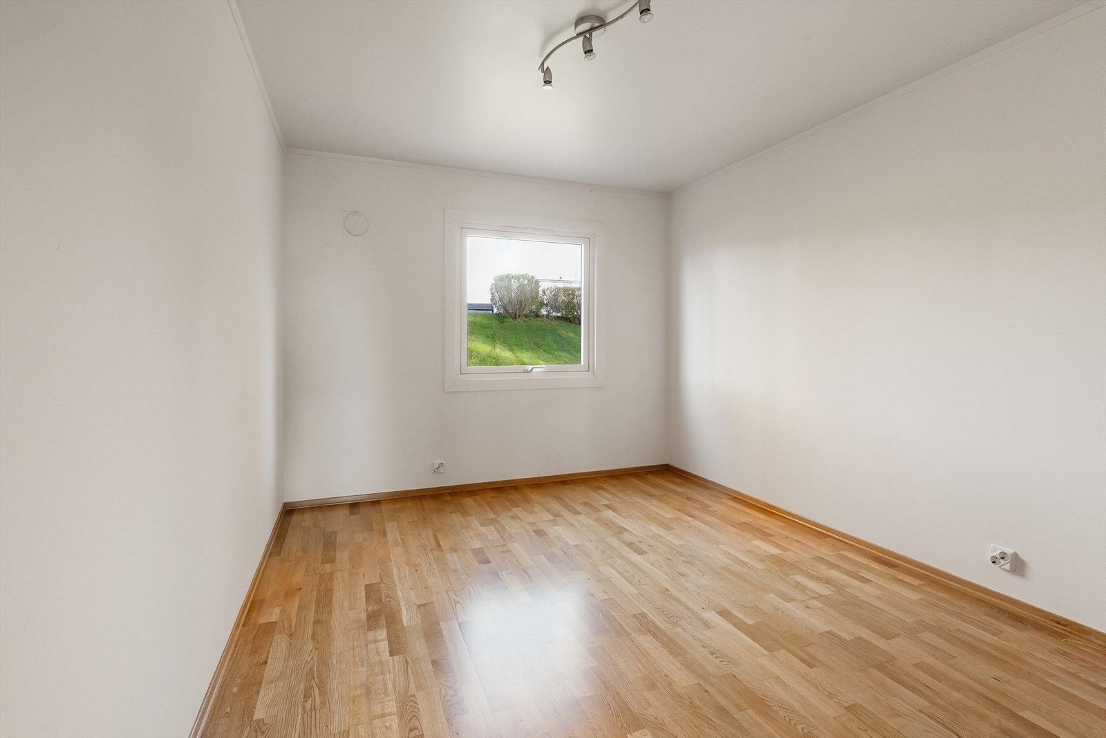 Lyst og luftig soverom med god plass til dobbeltseng. Galleribilde