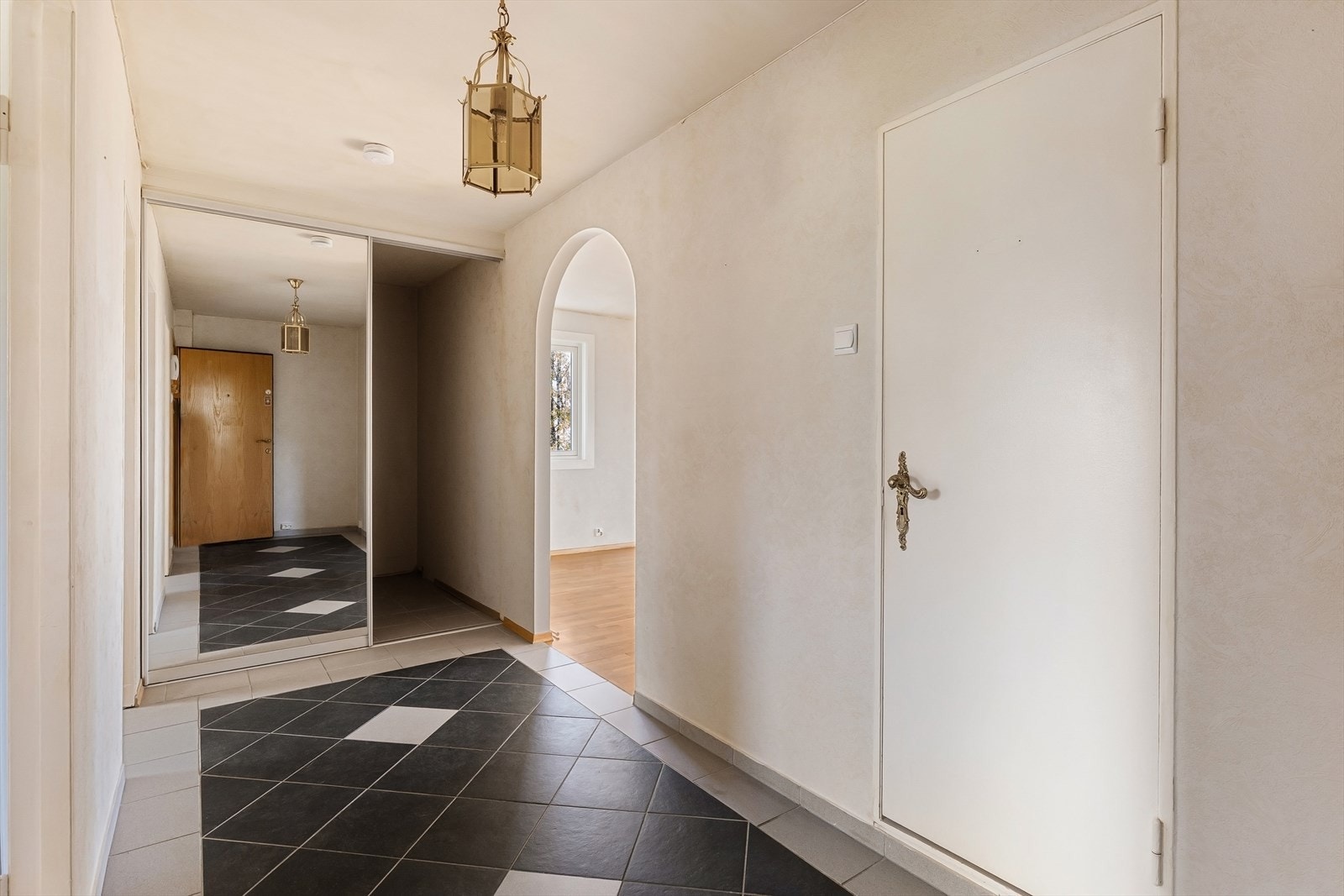 Romslig entré med dyp skyvedørsgarderobe som fungere som omkledningsrom. Galleribilde
