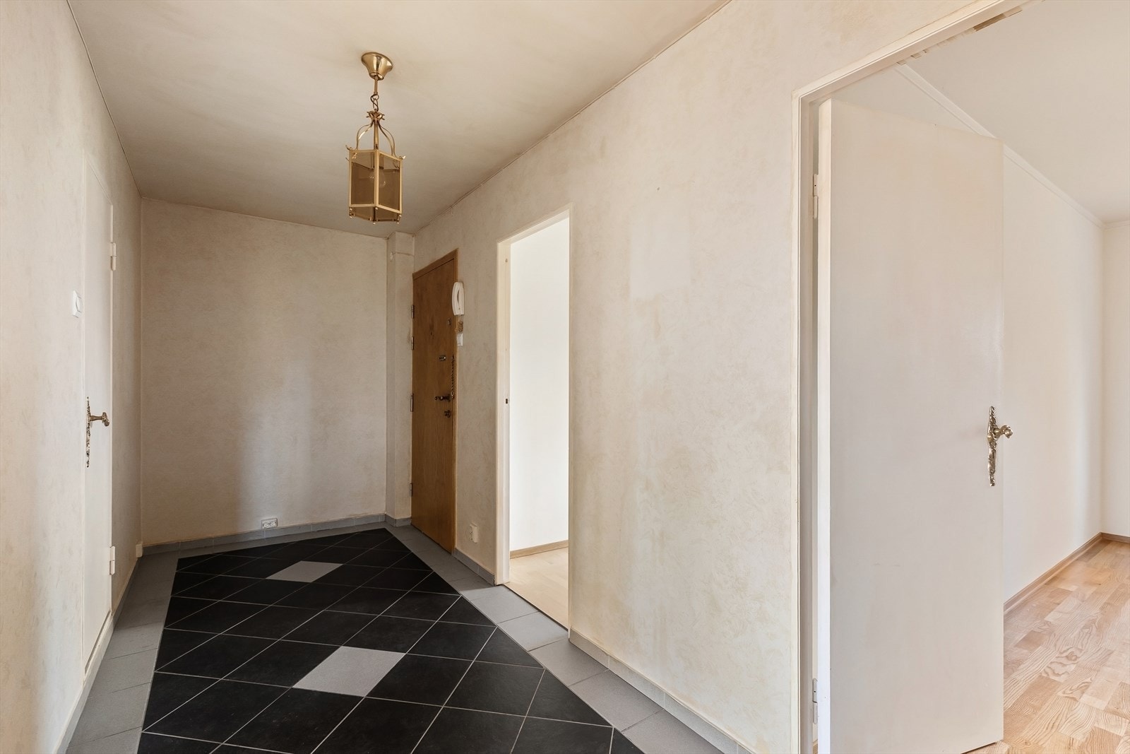 Entré har god plass til ytterligere garderobe om ønskelig. I tillegg til god lagringsplass i bolig disponeres en kjellerbod på ca 2 kvm. Galleribilde