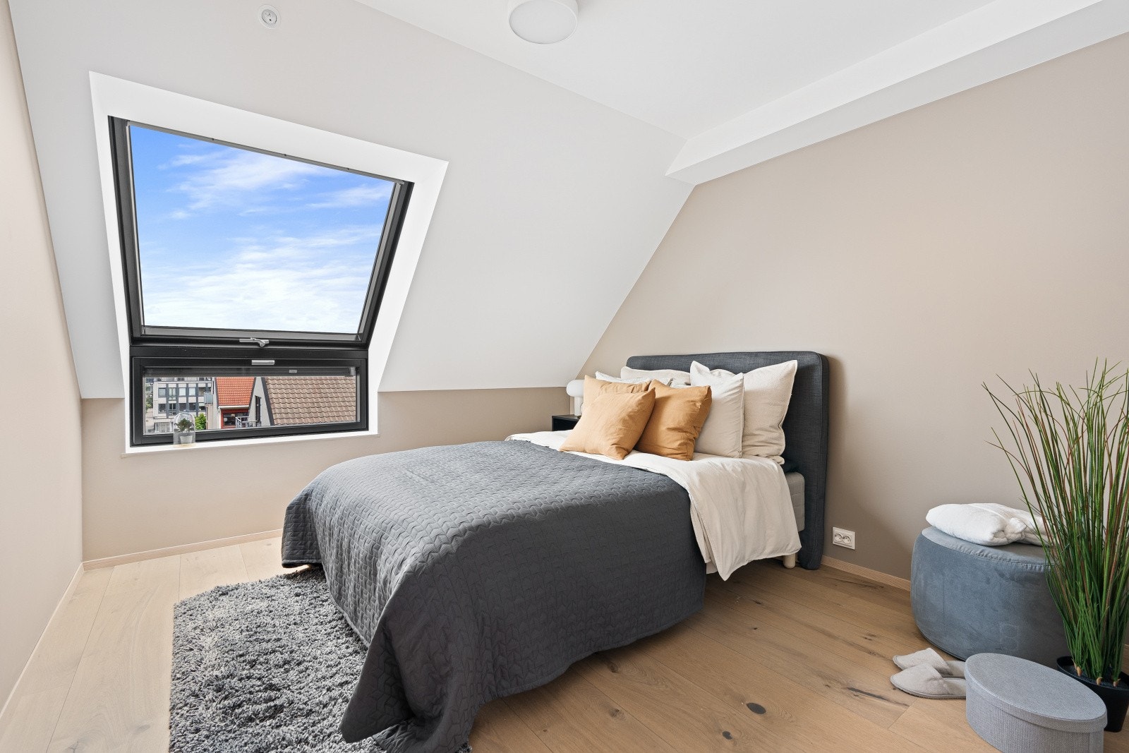 Hovedsoverom med god plass til garderobeskap - vender mot bakgård Galleribilde