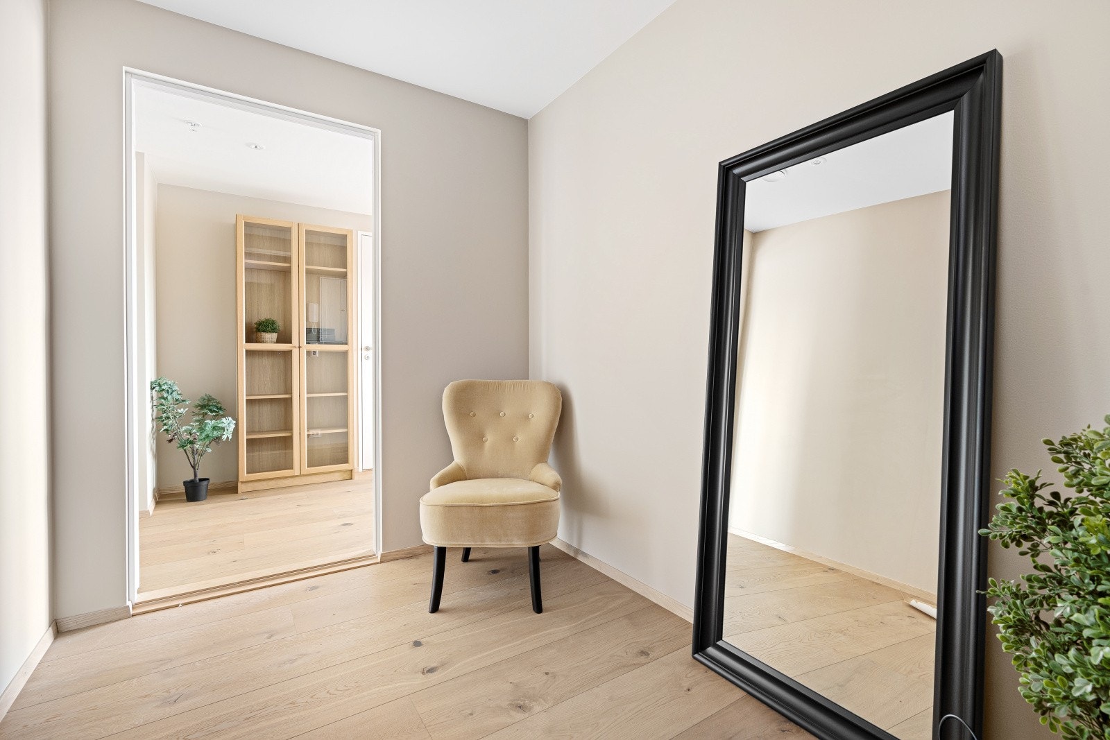 Gang med plass til skyvedørsgarderobe Galleribilde