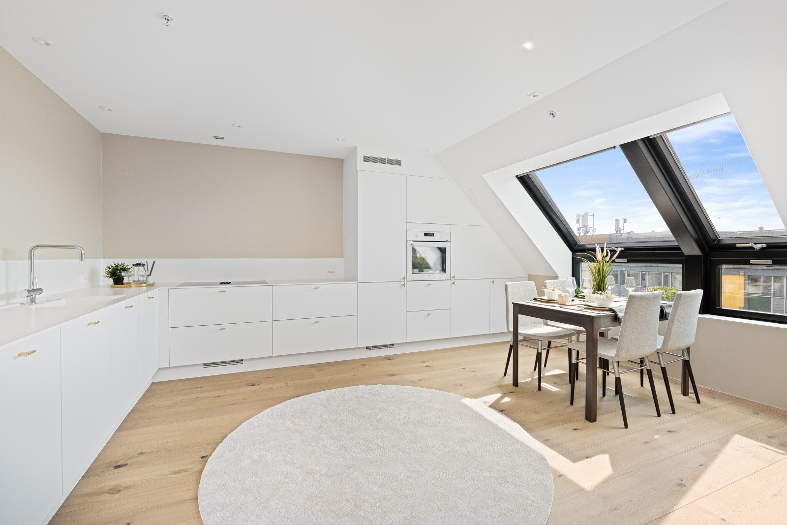 Flott kjøkken fra Strai med hvitevarer Galleribilde