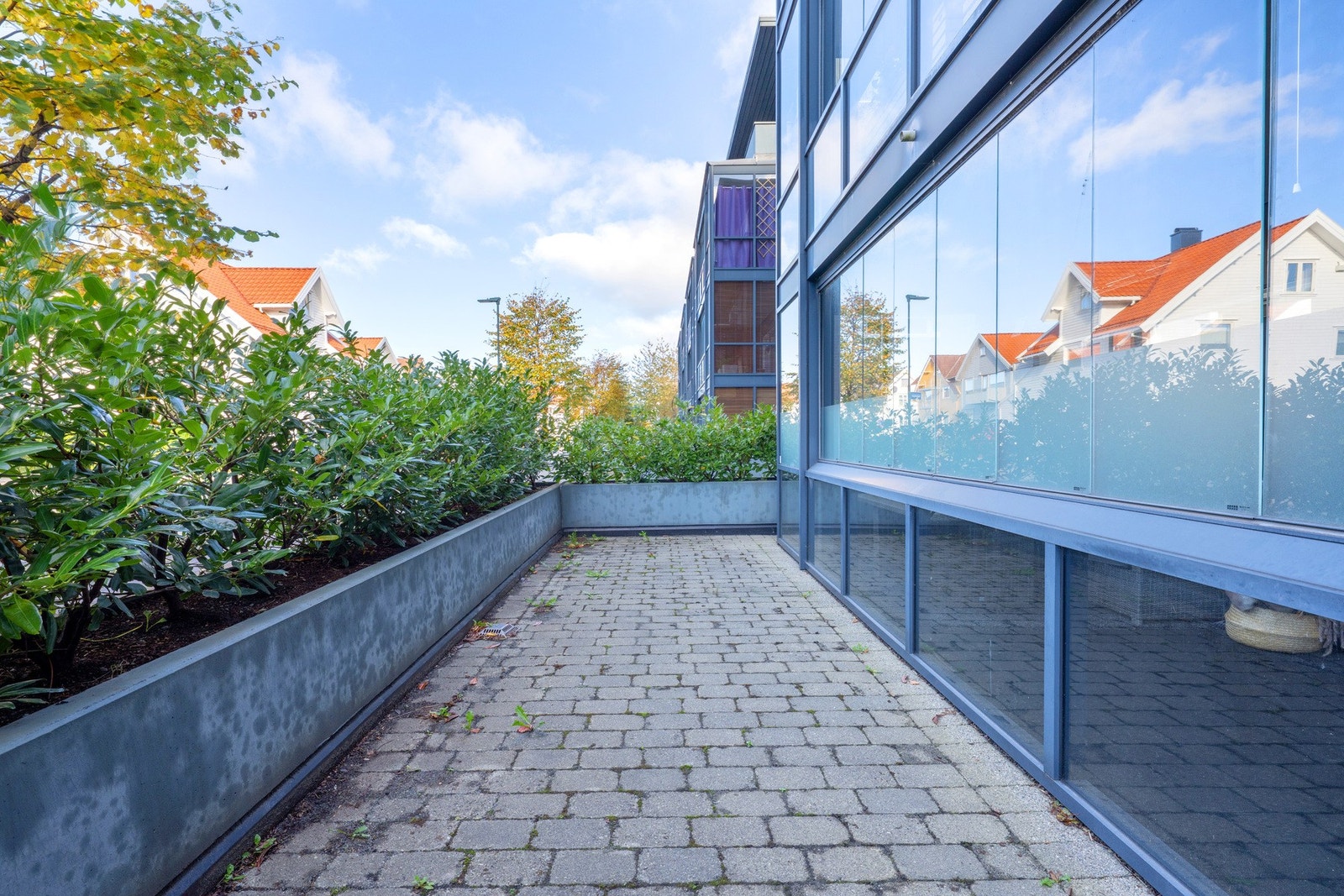 Terrasse utfor den innglassede delen Galleribilde