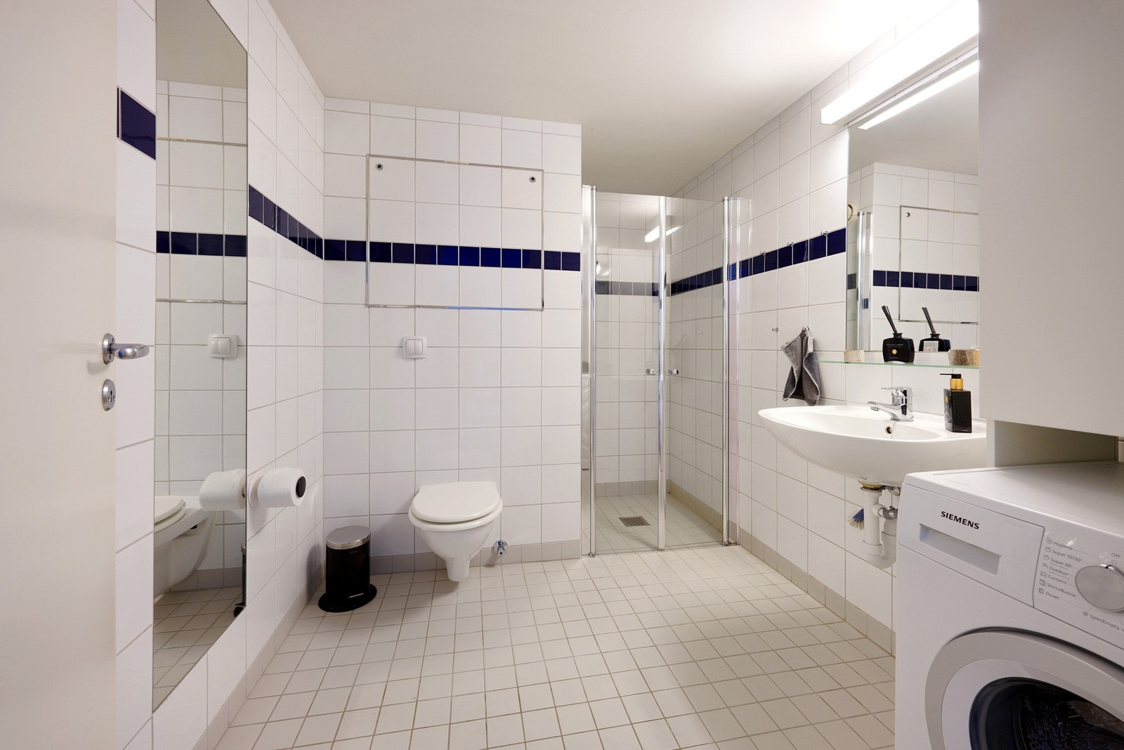 Tidløst bad med varme i gulv og plass til vaskemaskin. Denne kan medfølge etter avtale. Galleribilde