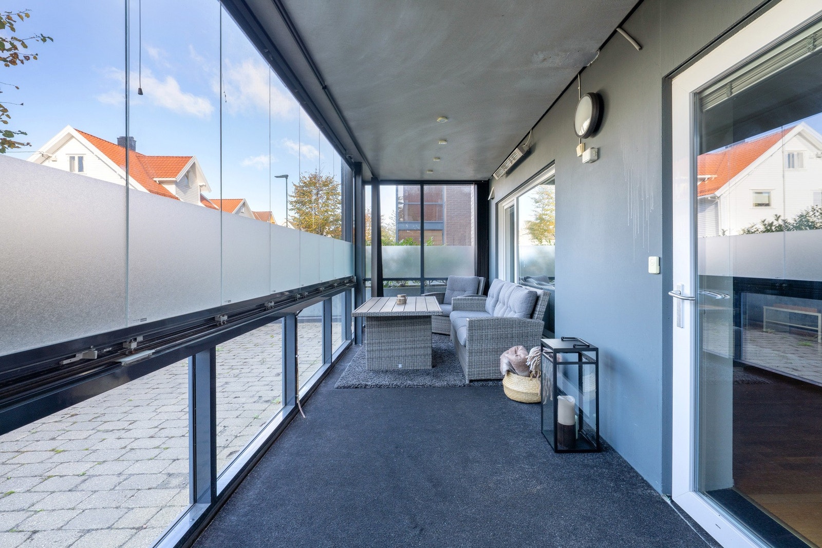 Stor innglasset terrasse på 16 kvm mot vest. Perfekt som en ekstra stue. Galleribilde