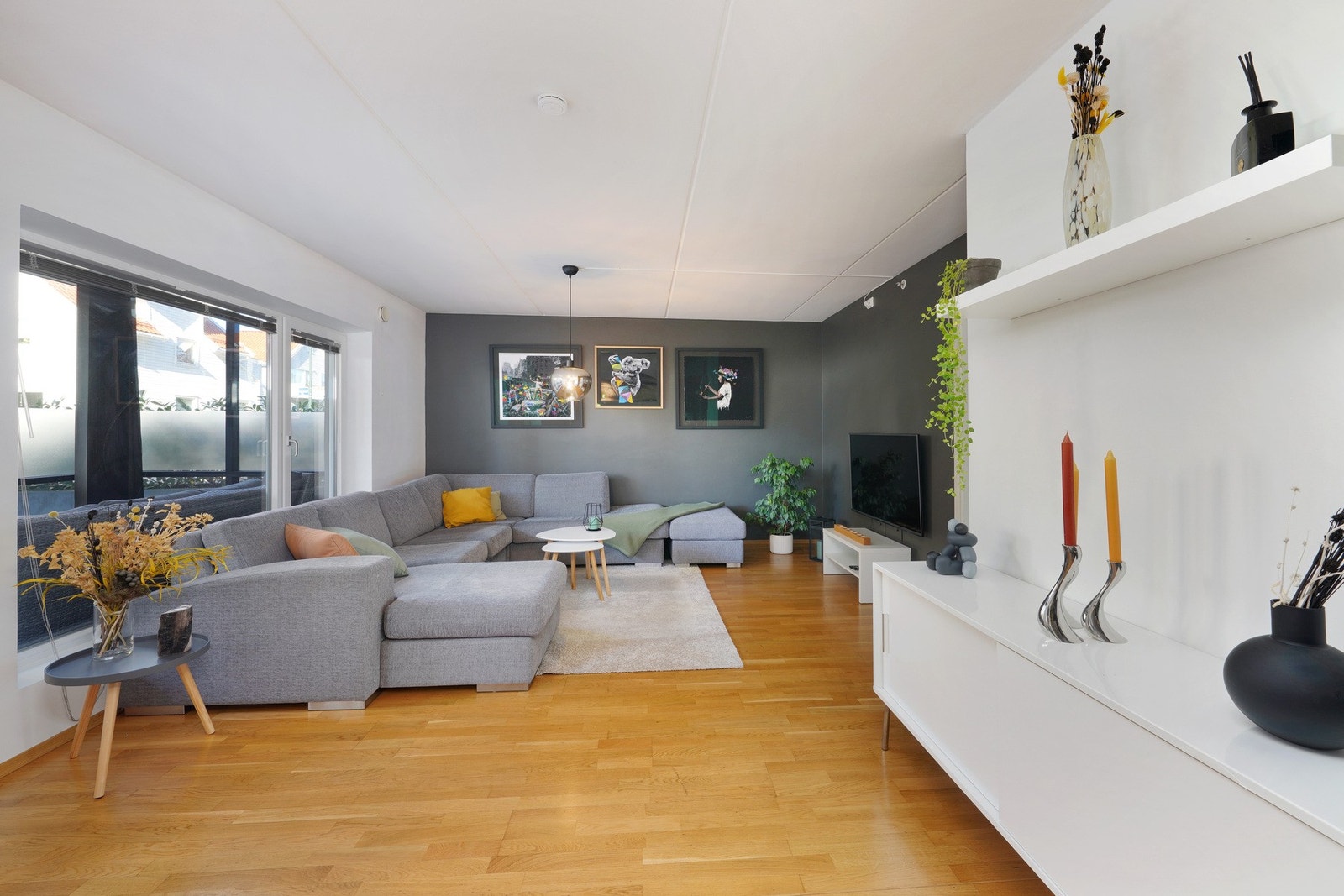 Planløsningen er gjennomtenkt og areal effektiv, med trappefri adkomst. Dette er en leilighet som passer perfekt for folk i alle aldre, eller som en investering/utleie. Galleribilde