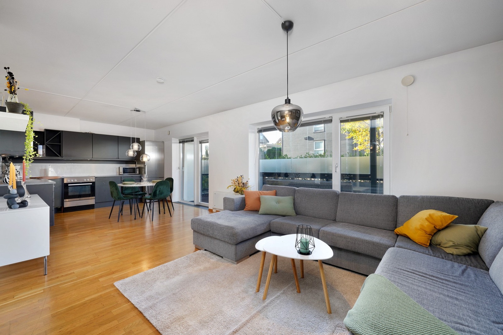 Stuen er romslig med god plass til både spisebord og sofakrok. Galleribilde