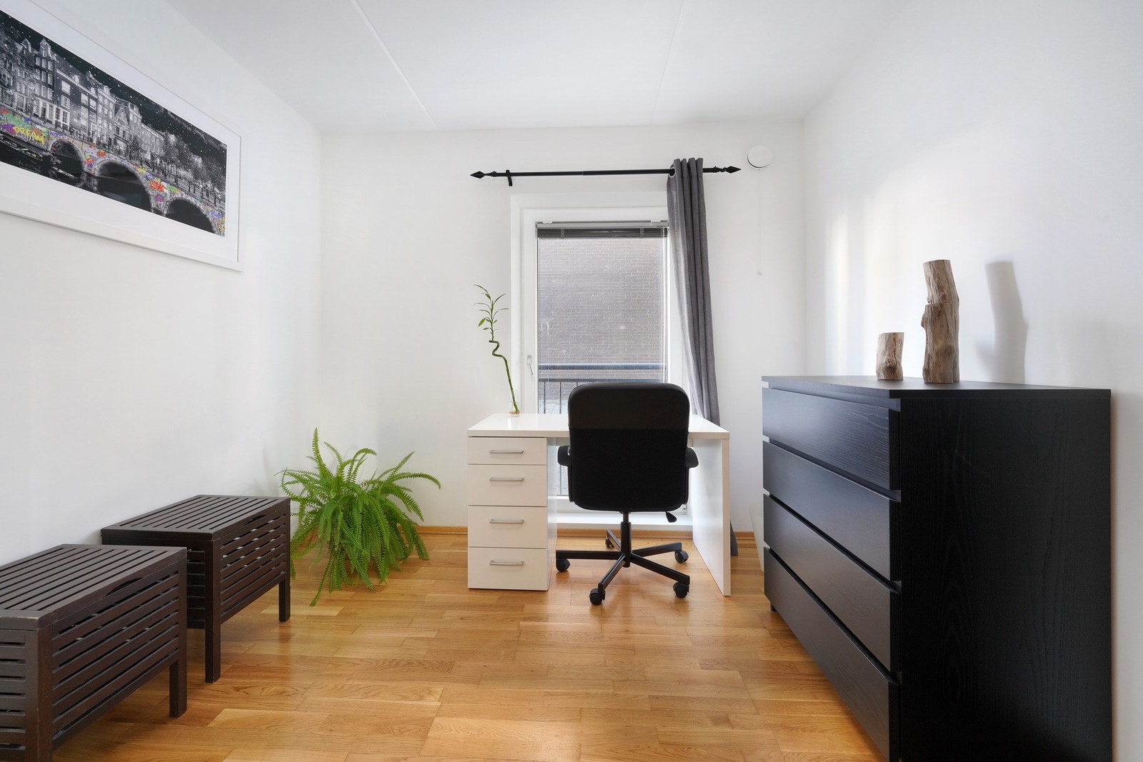 Soverom nr. 2. Her er det også plass til både dobbeltseng og skap. Galleribilde