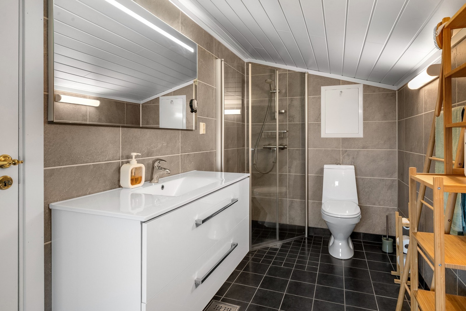 I 2 etasje finner du et delikat bad, oppusset i 2021 med flislagte vegger og gulv og varme i gulv. Galleribilde