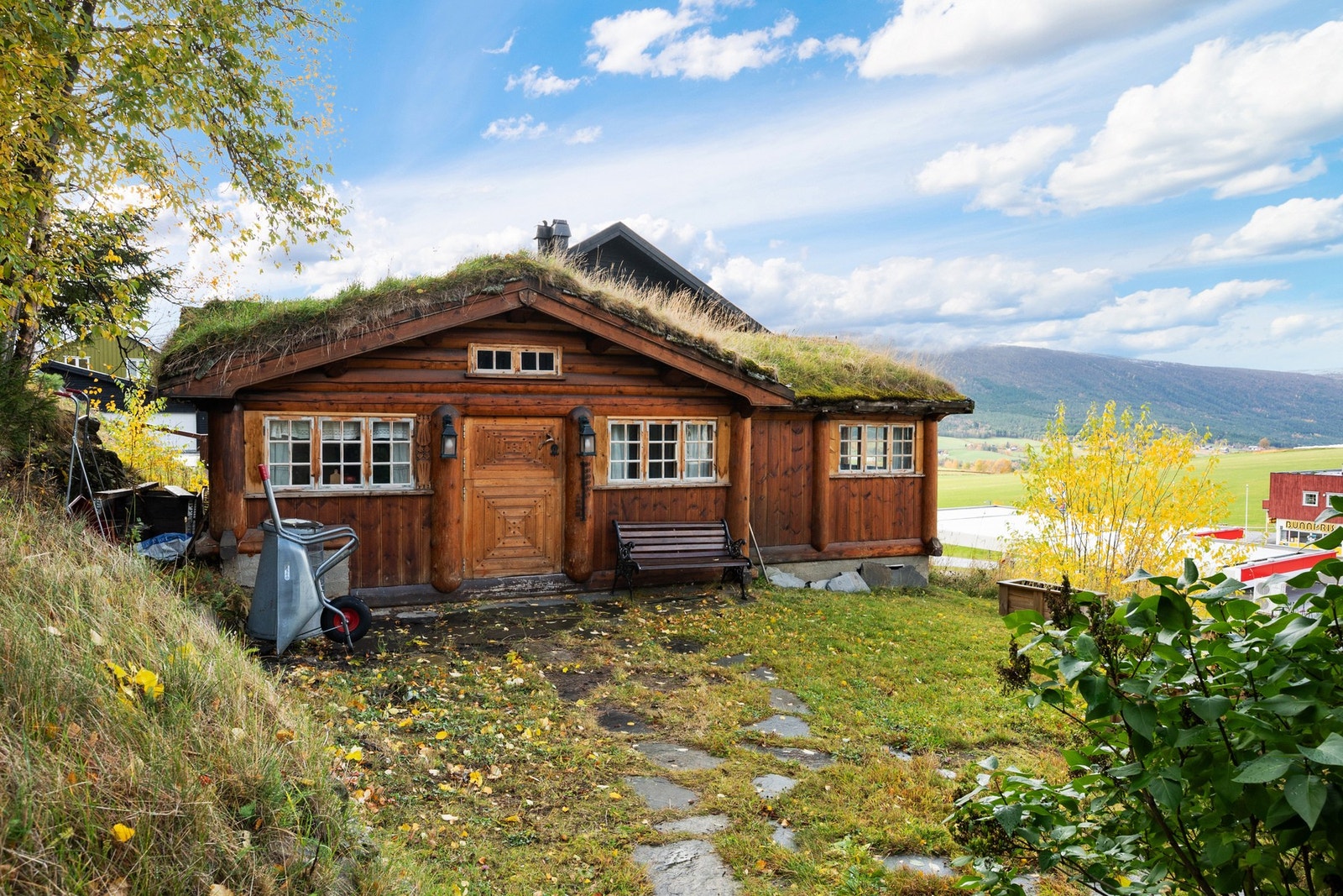 På eiendommen er det oppført en stavlaft hytte / anneks i tillegg til eneboligen. Galleribilde
