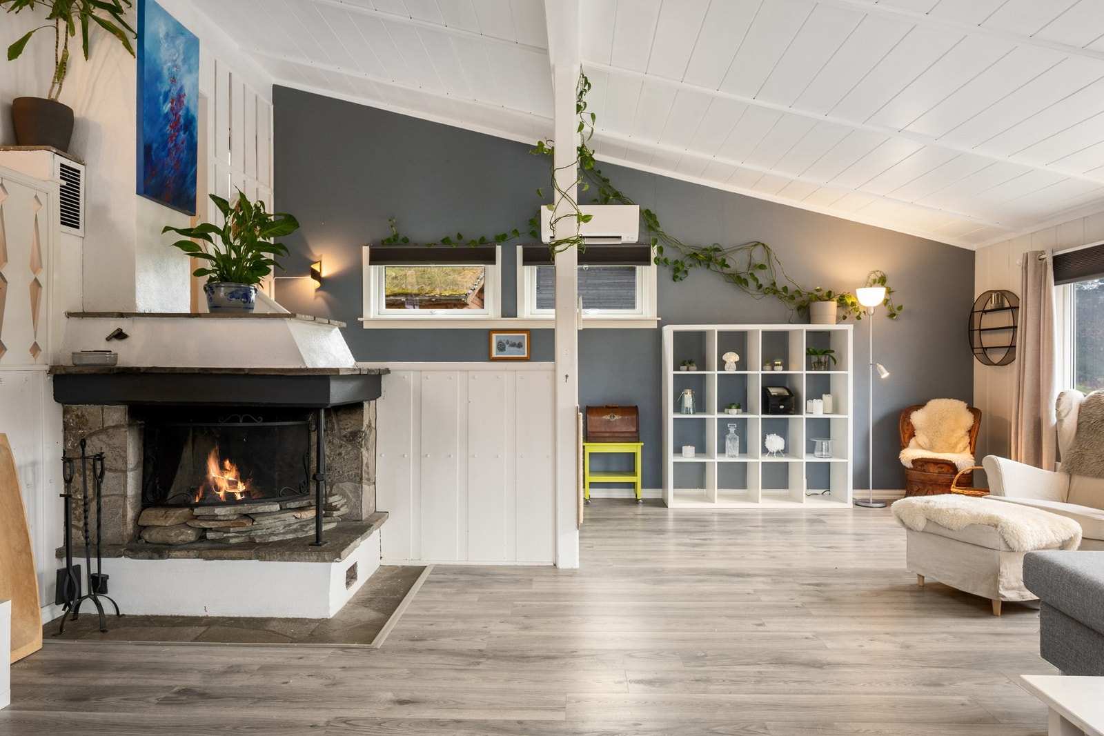 Stuen på hovedplanet er på 41 kvm. Etasjen varmes opp av varmepumpe (2021) samt peis Galleribilde