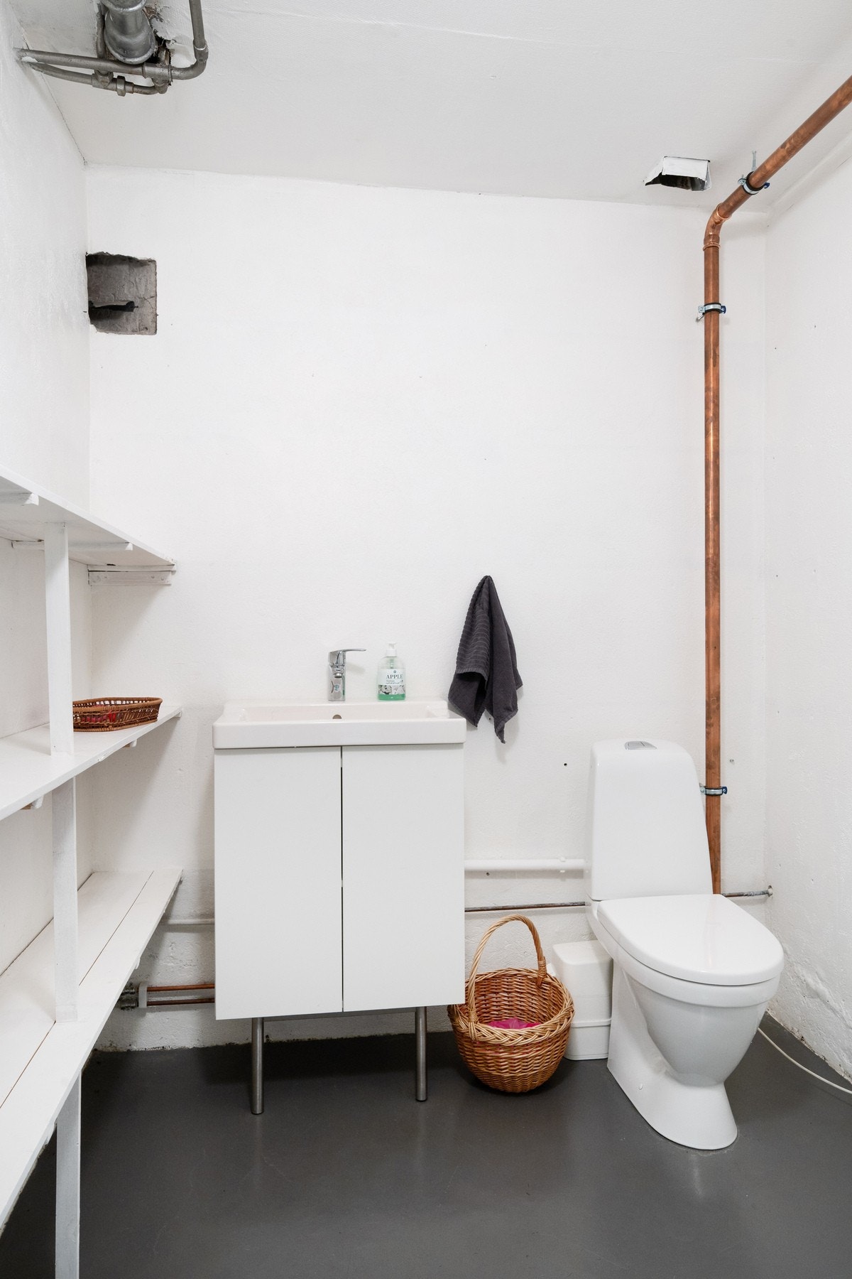 Det er WC og vask i sokkeletasjen. Galleribilde