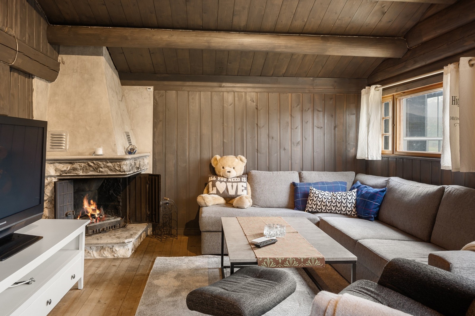 Det er både peis og varmepumpe i annekset. Galleribilde