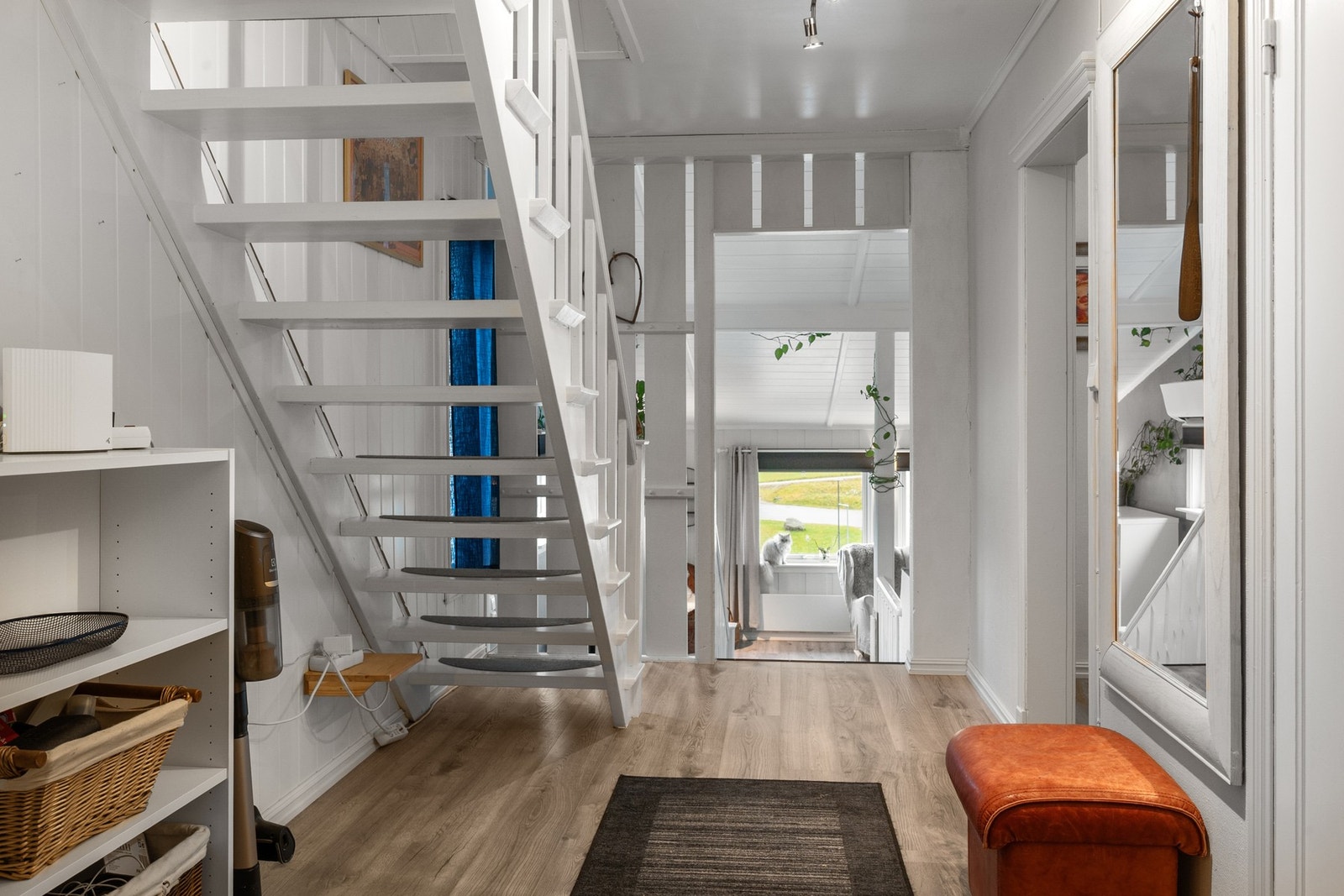 Entre/gang er på 10 kvm. Hovedytterdør er fra 2021. Galleribilde