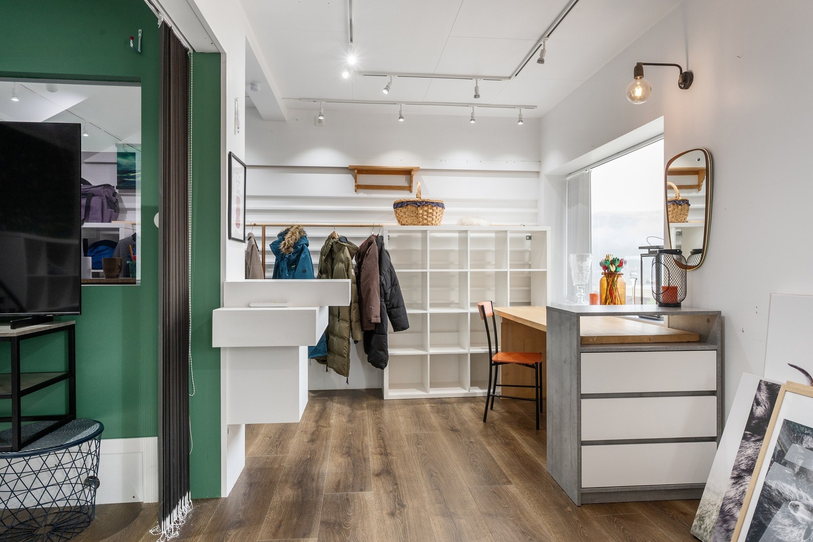 Sokkeletasjen har god takhøyde og har takskinne med spotter som gir godt med lys. Galleribilde