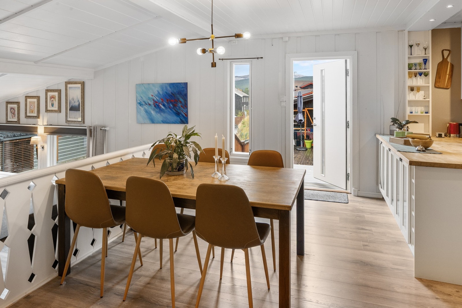 Ved kjøkken er det utgang til 70 kvm terrasse. Verandadør er fra 2021. Galleribilde