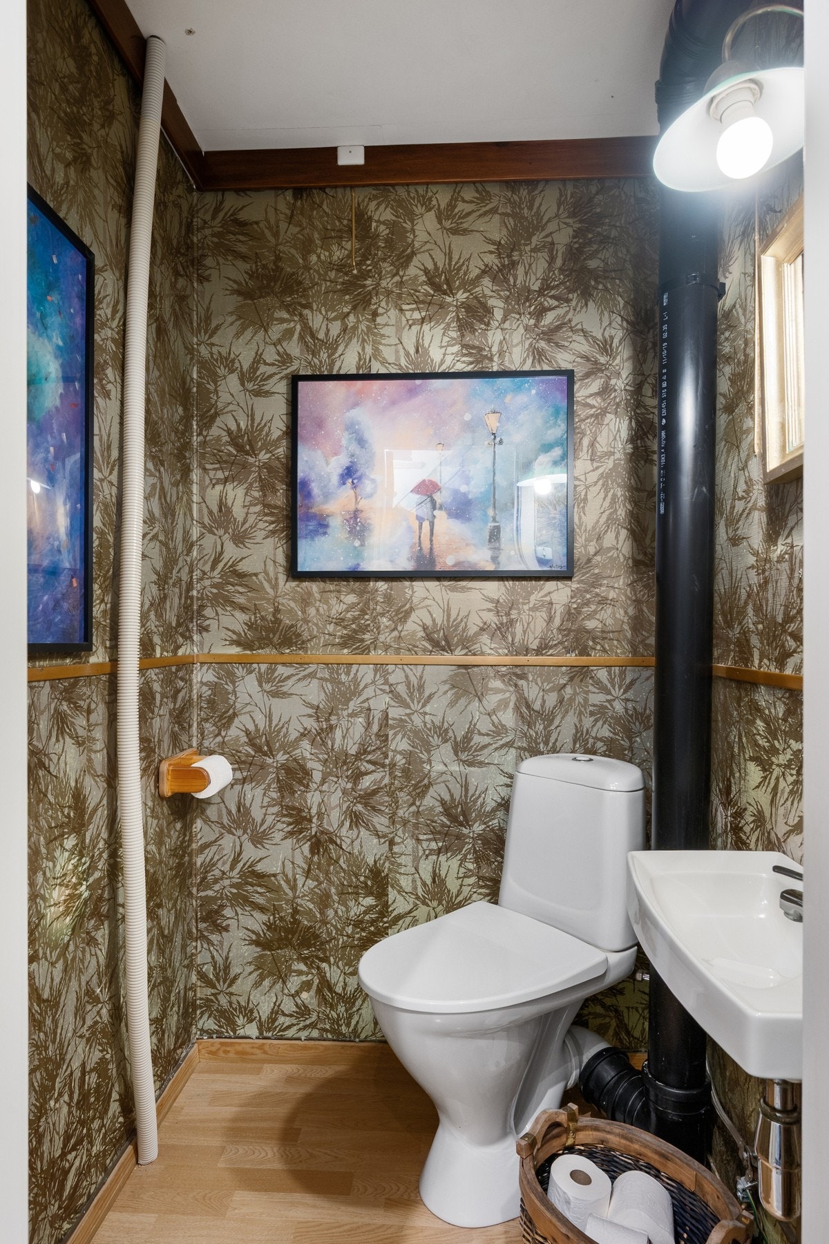 Toalett-rom er etablert i hovedetasjen. Galleribilde