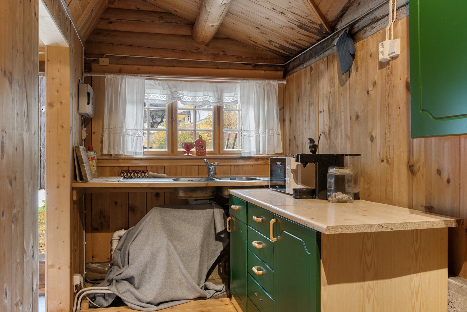 Det er etablert grovkjøkken med vask. Galleribilde