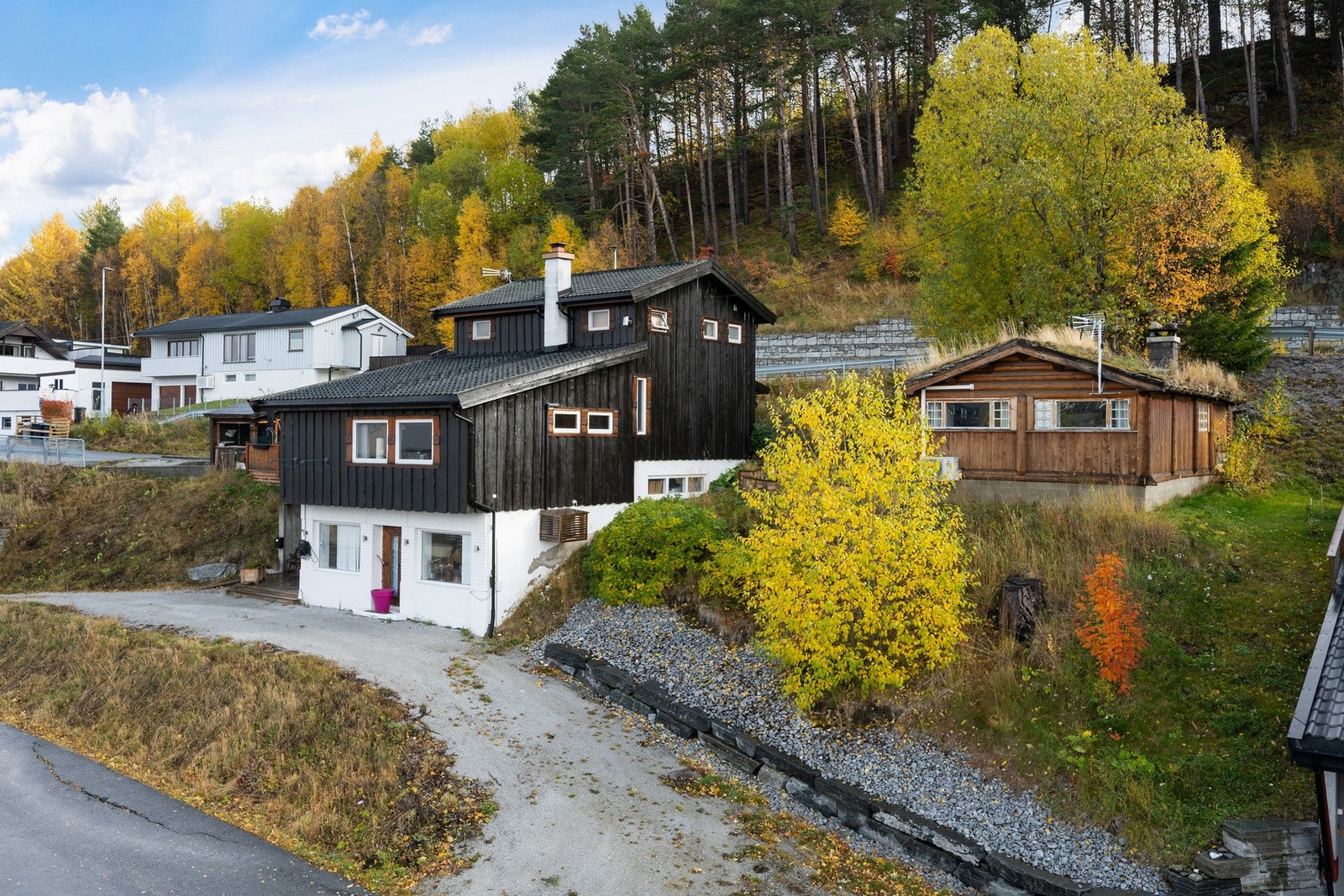 Det er privat inngang og parkering til sokkel etasjen. Galleribilde