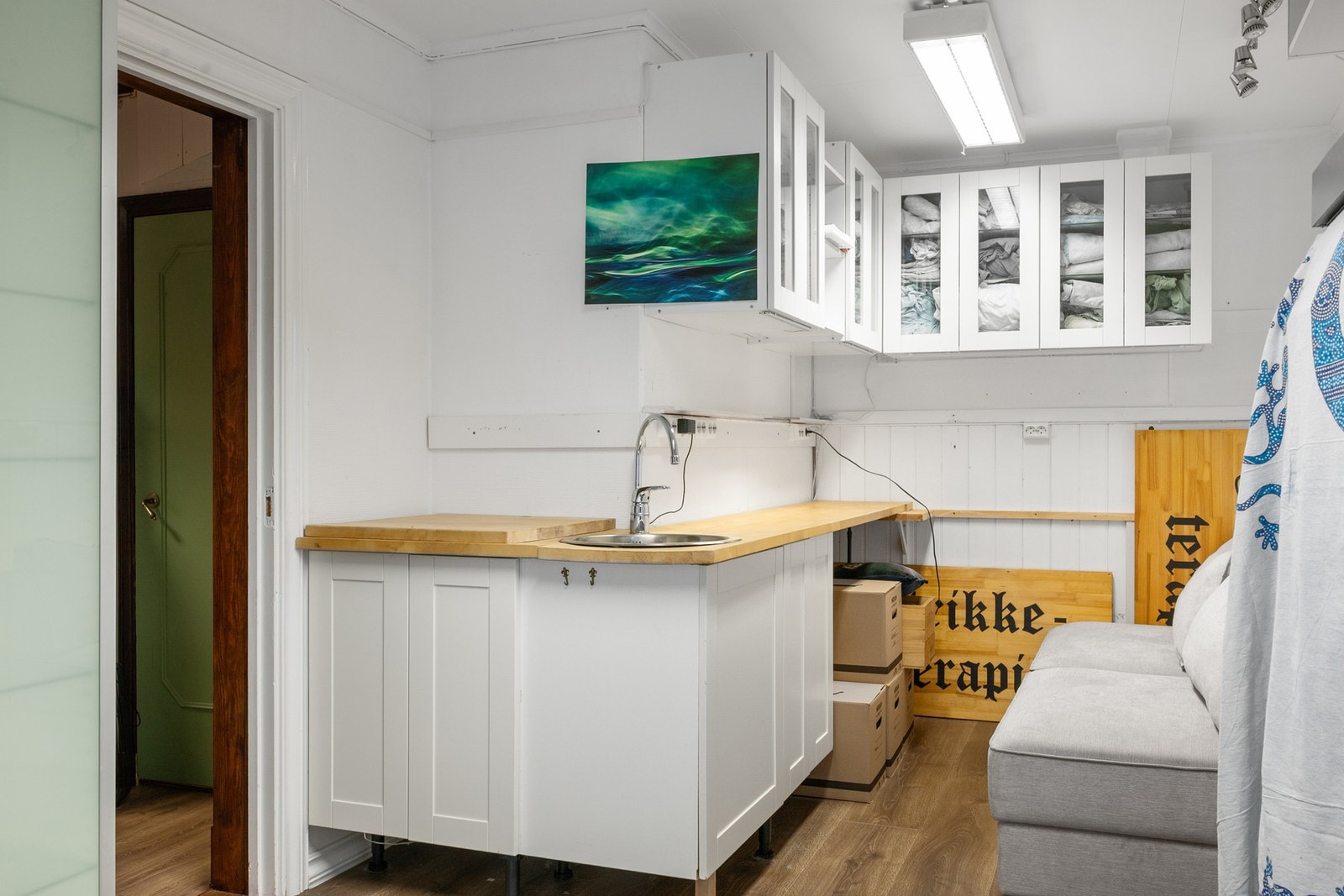 Selger benytter sokkeletasjen som vaskerom, kontor og lagring. Galleribilde