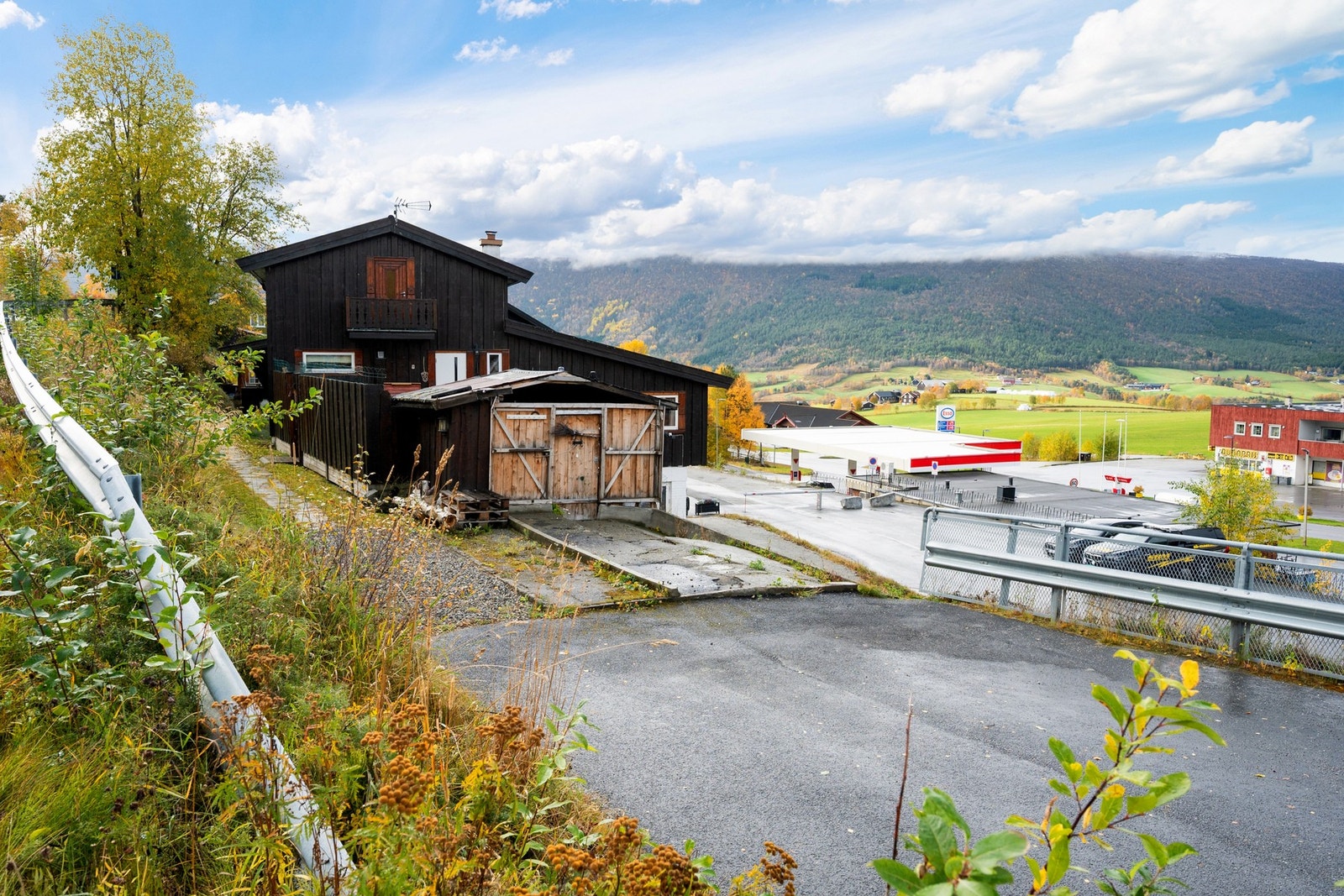 Parkering og inngang til 1. etasjen og anneks. Tidligere garasjer er revet. Galleribilde