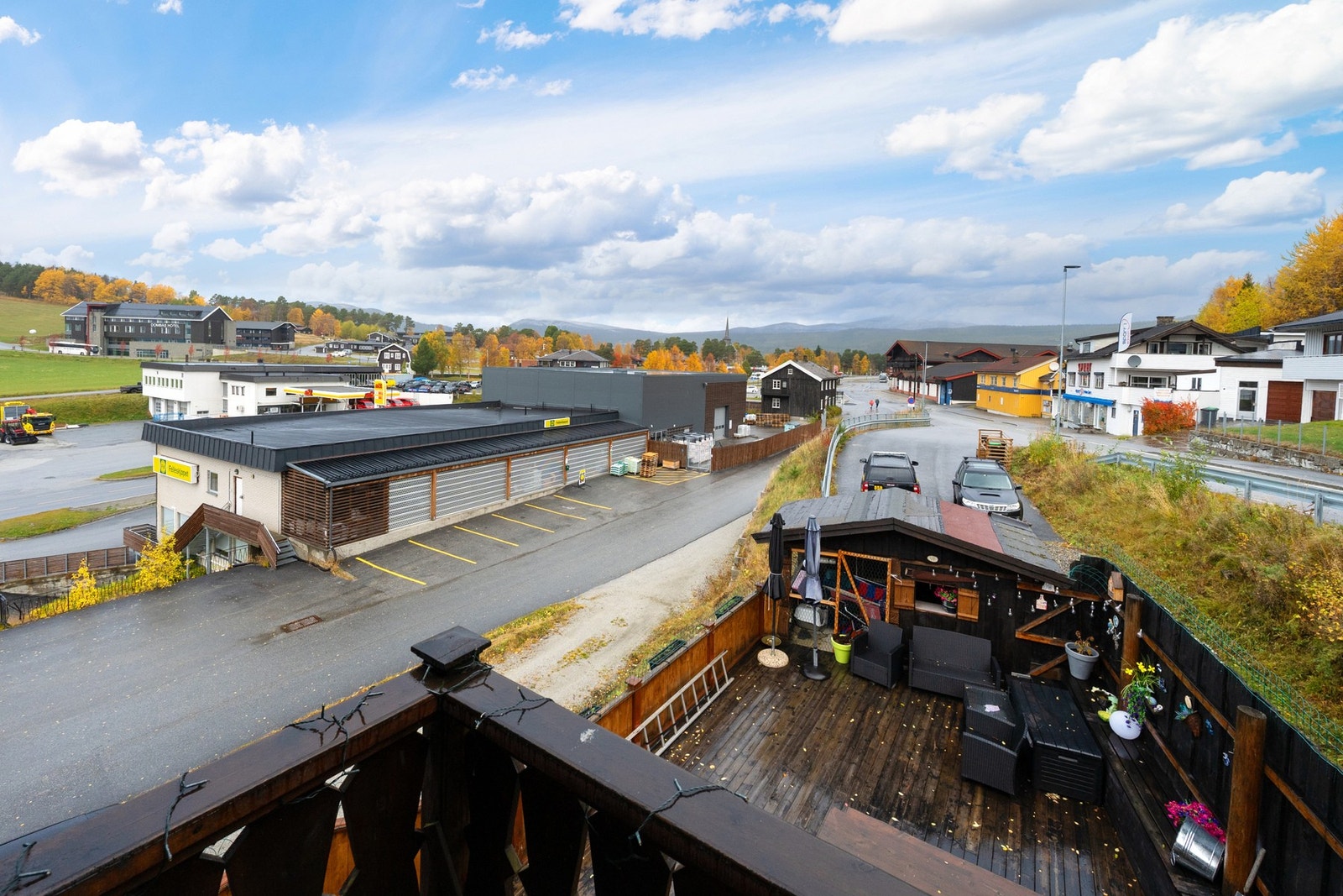 Det er gangavstand til matbutikker og andre servicefuksjoner. Galleribilde