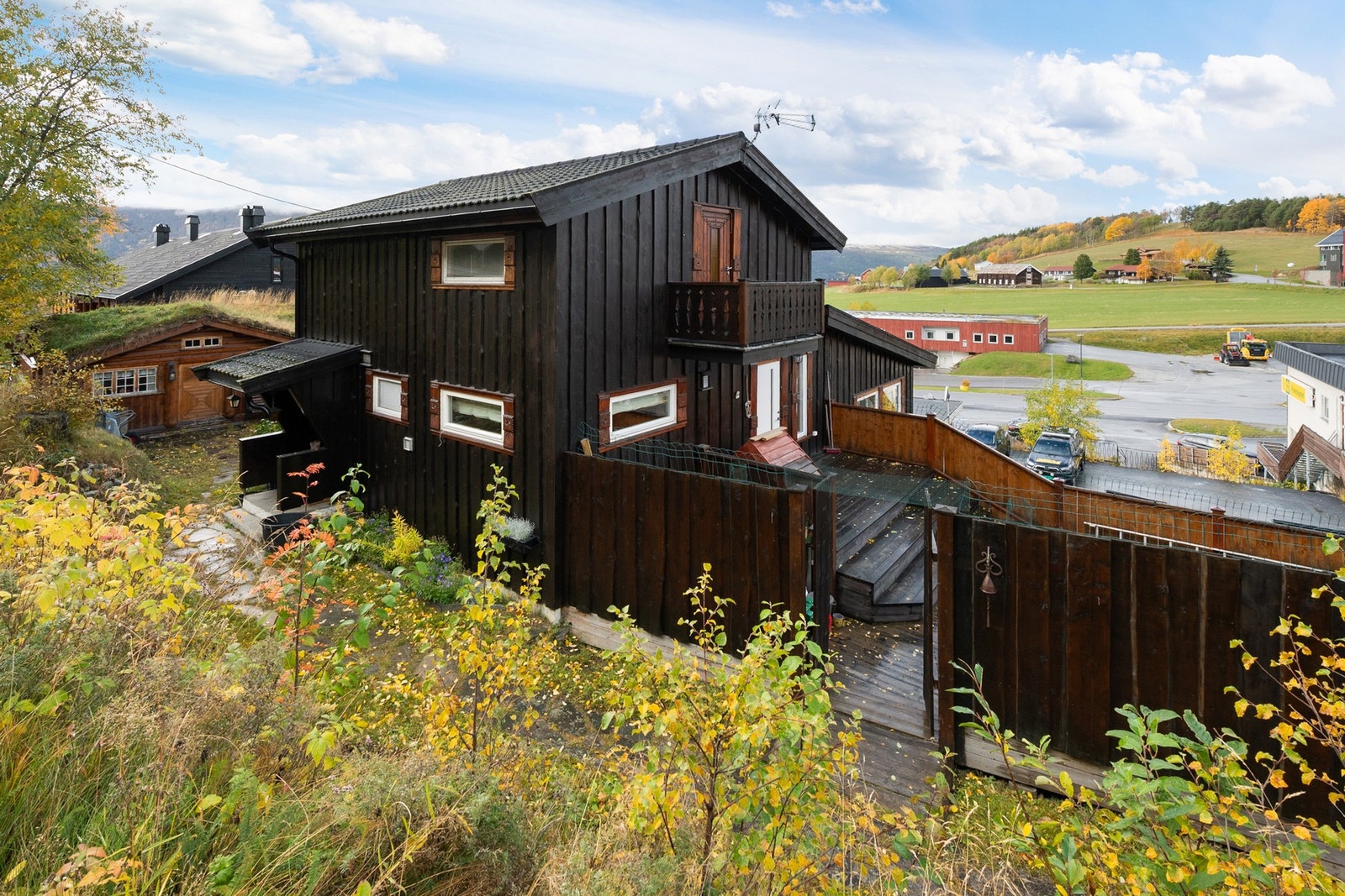 Innholdsrik og oppusset enebolig med potensiale i sokkel og tilhørende anneks Galleribilde