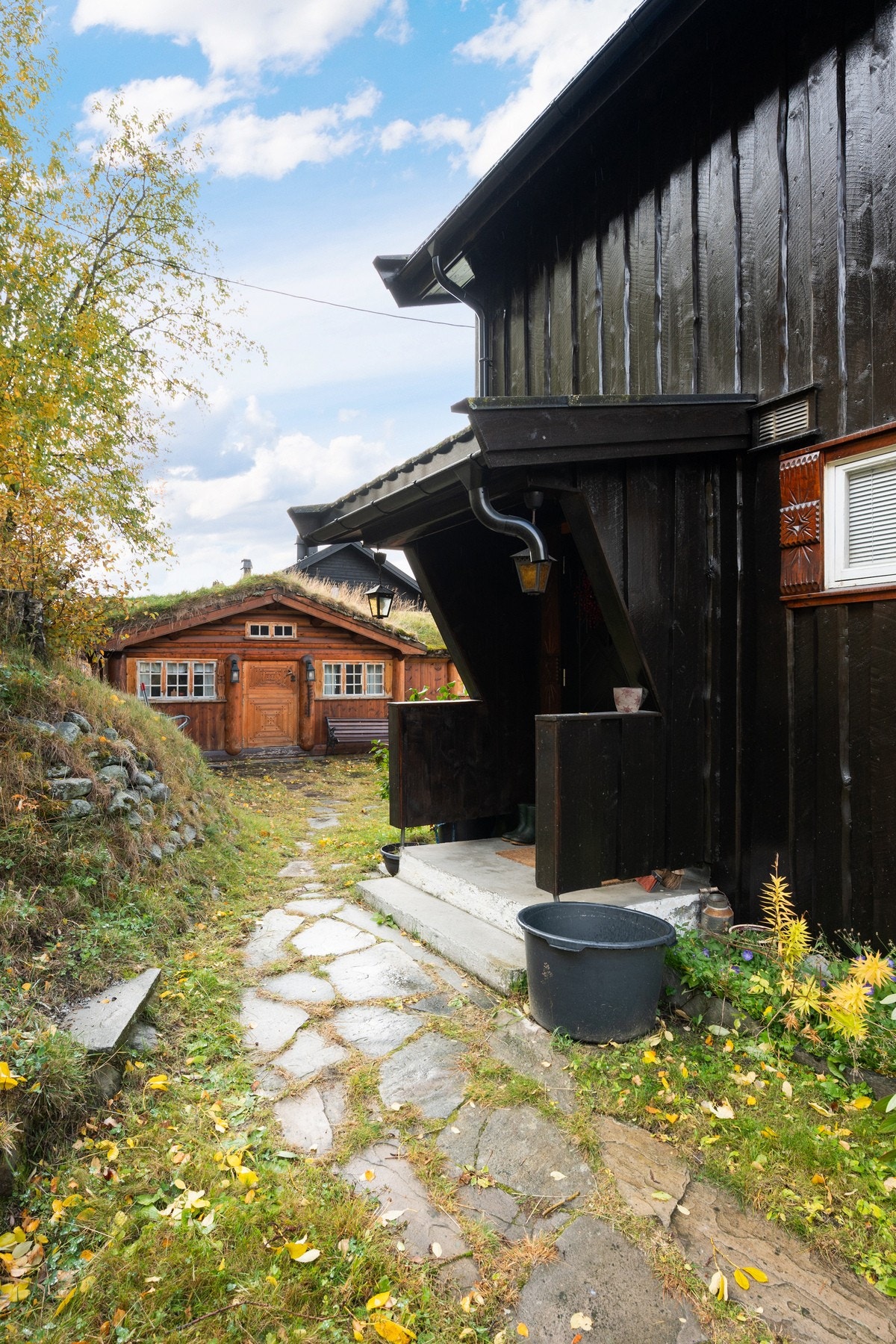 Det er hellelagt inngang til hovedinngang og til annekset. Galleribilde