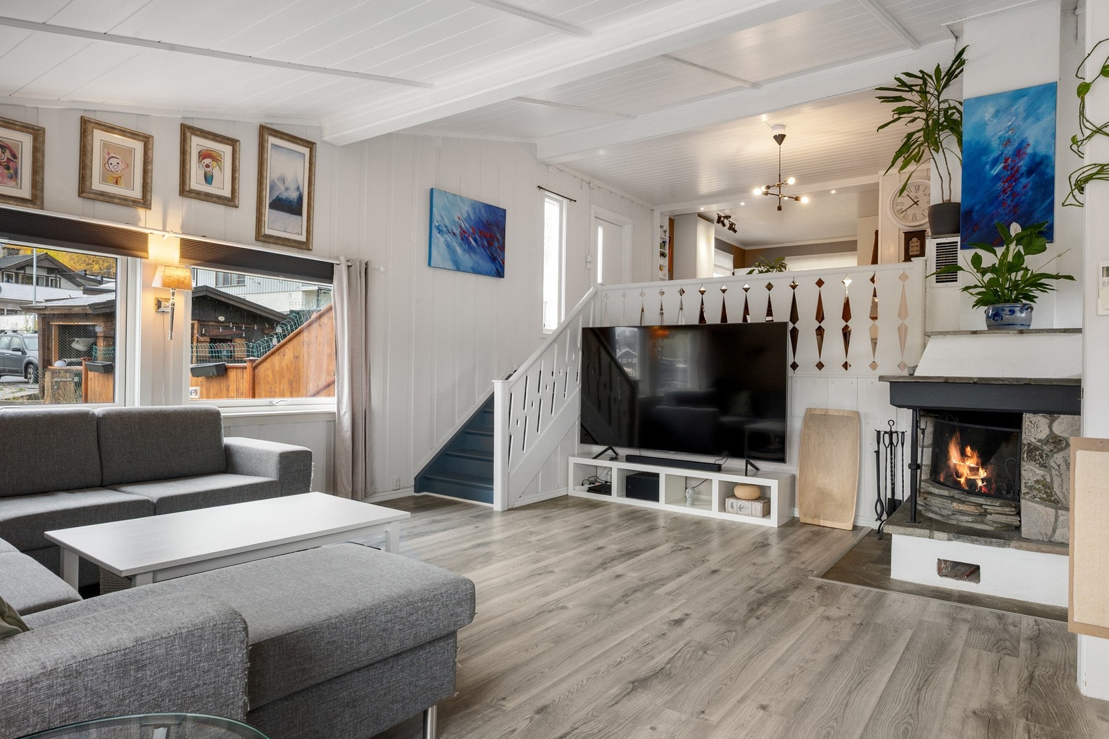 Etasjen har halvplan som gir boligen et særpreg og definerte soner. Galleribilde