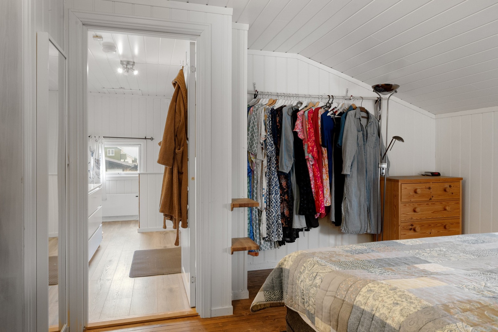 Soverommet har også muligheter for garderobeløsning. Galleribilde