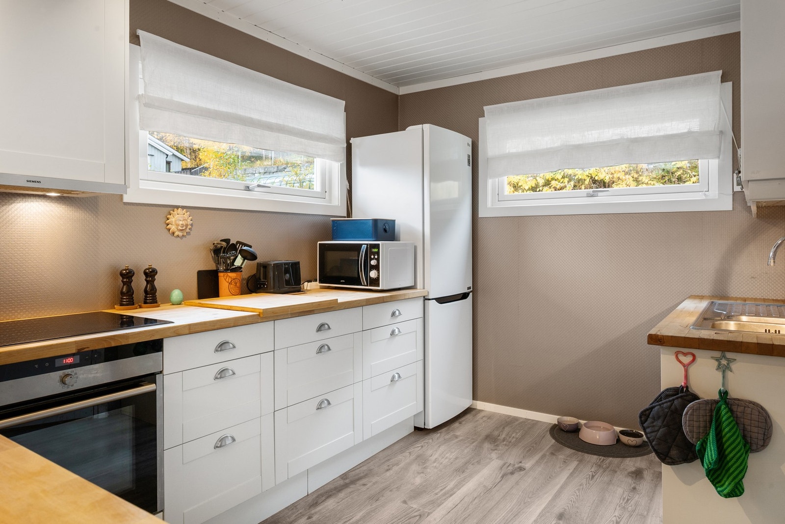 Kjøkkeninnredningen har godt med skap- og benkeplass. Galleribilde