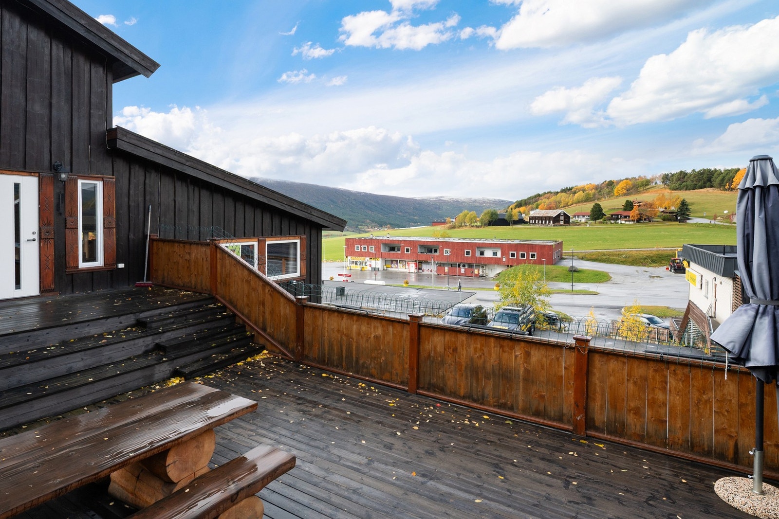 Boligen nyter godt av en romslig terrasse på 70 kvm (2015). Galleribilde
