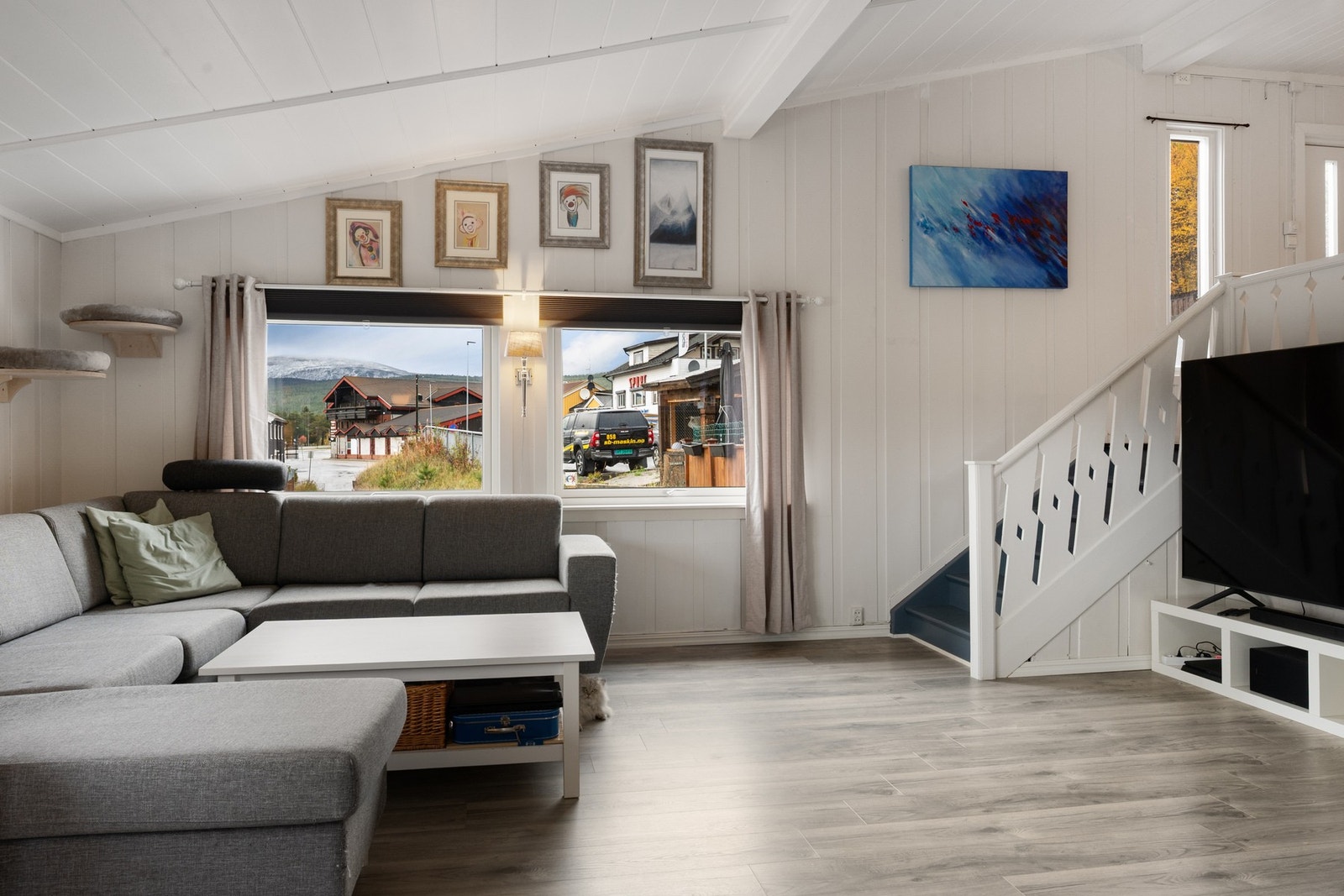 Boligen har hyggelig utsyn til sentrum og omkringliggende landskap Galleribilde