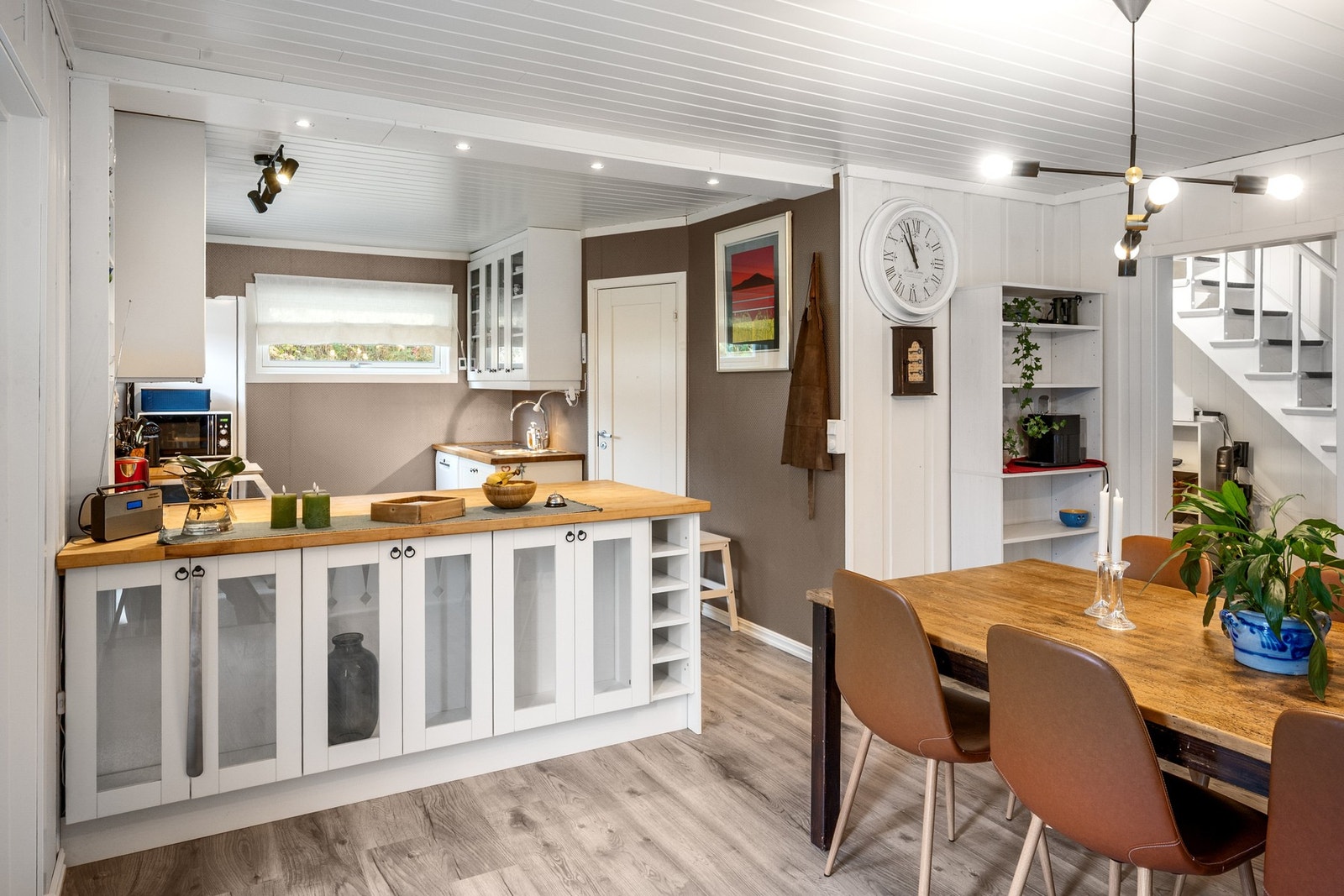 Kjøkken og spisestue rommer 21 kvm. Galleribilde