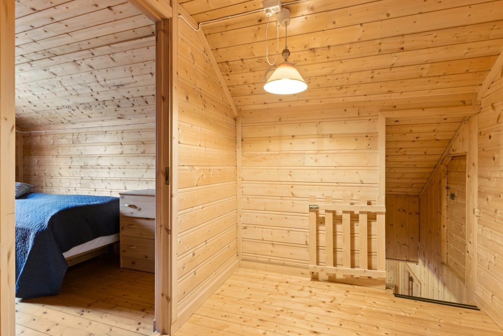 Loftsetasje. Det gjøres oppmerksom på at det ikke finnes tegninger av loftet, og at soverommene på loftet sådan ikke er godkjent hos Vefsn kommune. Se salgsoppgave. Galleribilde