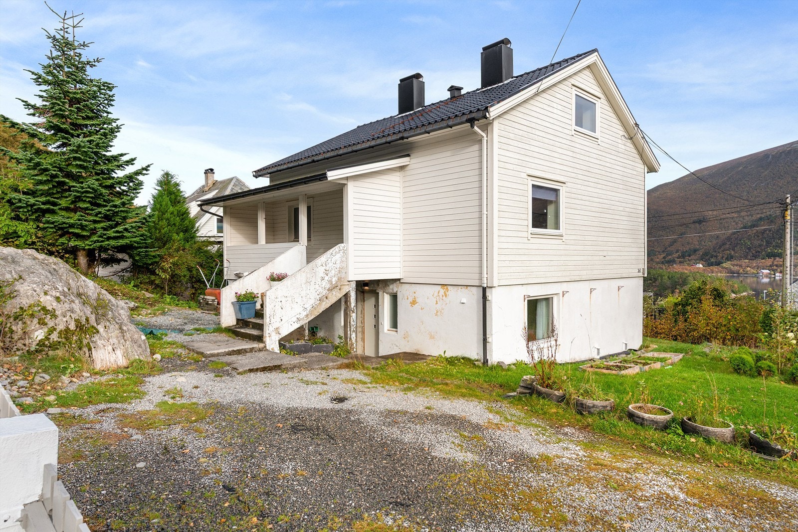 Fasade og parkeringsplass Galleribilde