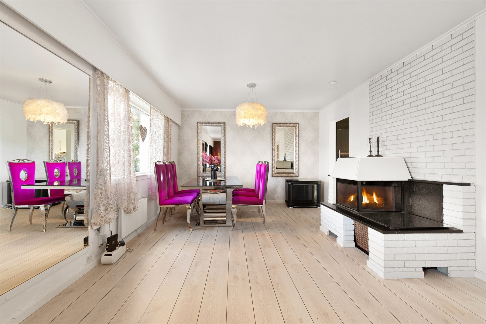 Stue med flott peis og spisestue Galleribilde